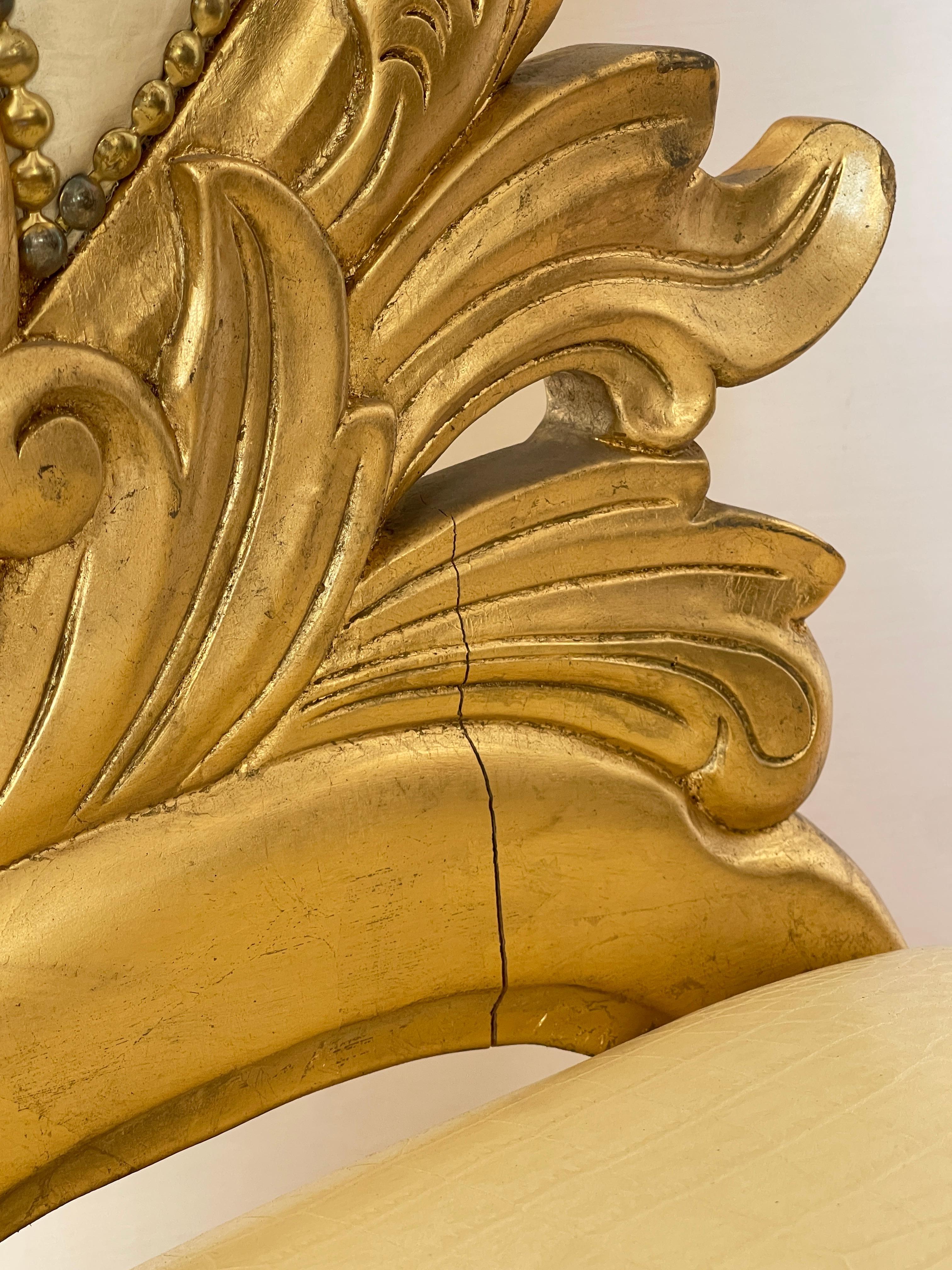 Sedia Trono Barocco Dorato con Rivestimento in Ecopelle Avorio (Italienisch) im Angebot