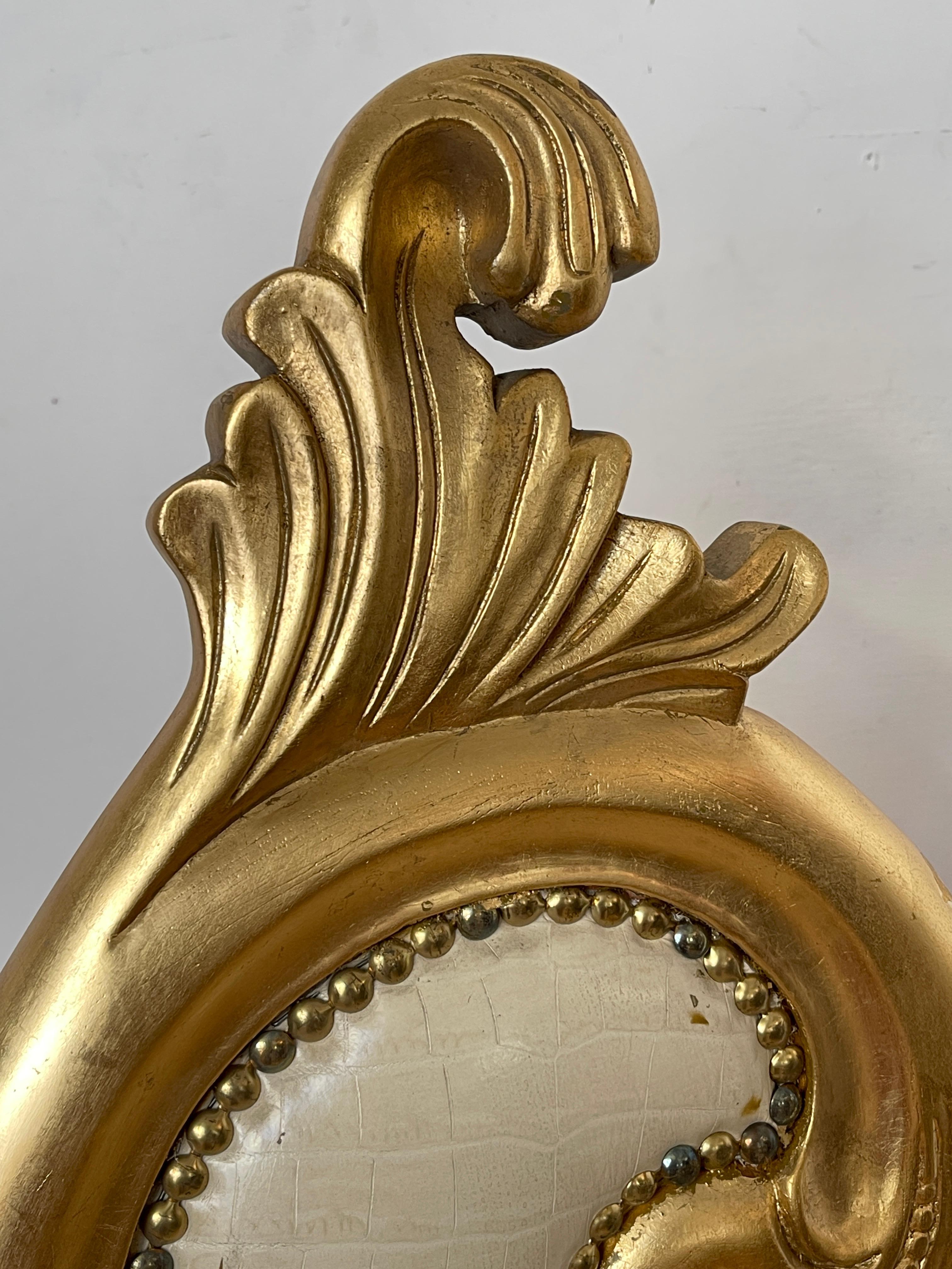 Sedia Trono Barocco Dorato con Rivestimento in Ecopelle Avorio (Leder) im Angebot