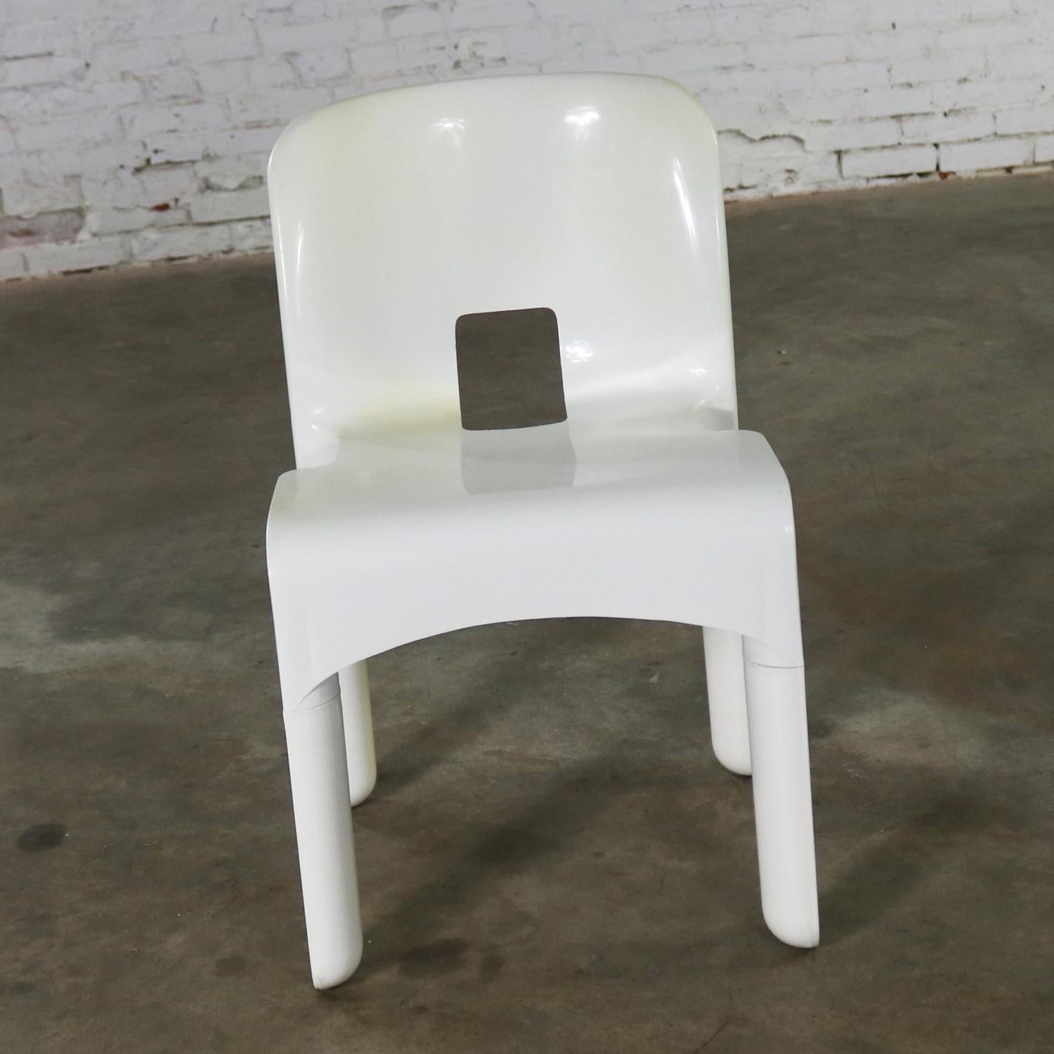 Available now this landmark Sedia Universale 4867 injection molded plastic chair designed by Joe Columbo for Kartell. This chair is in wonderful vintage condition. There is a small area on one side of the bend in the back of the seat that has some