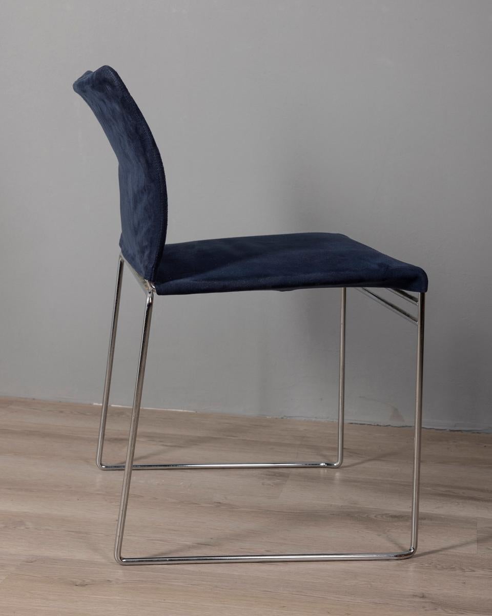 Sedia con struttura in metallo cromato e rivestimento in velluto blu, modello 