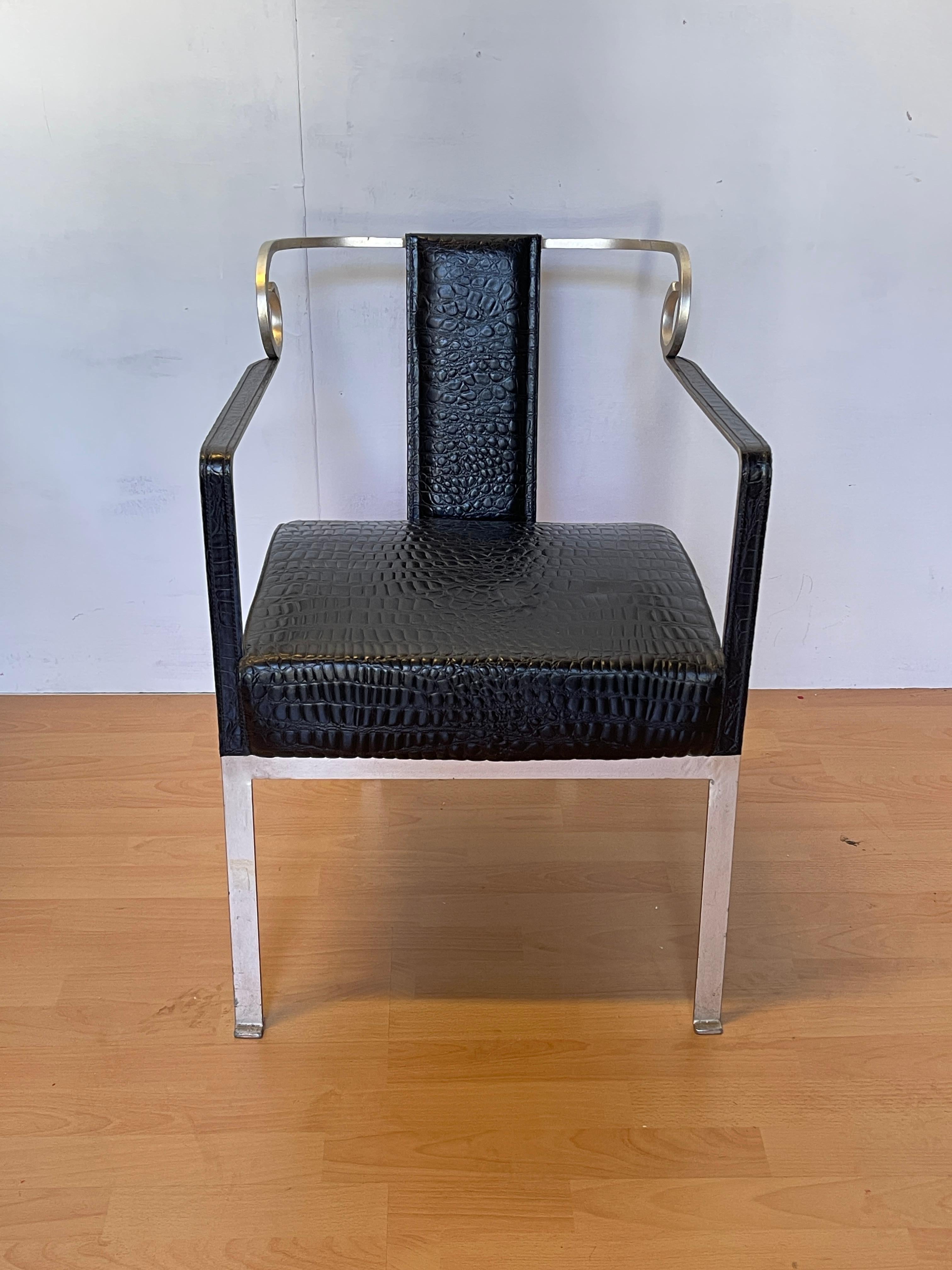 
Élégante poupée au design vintage avec structure en acciaio lucido et rivestimento en pelle sintetica nera effetto coccodrillo. Les lignes géométriques et les courbes décoratives des braccioli confèrent une fascination unique, parfaite pour les