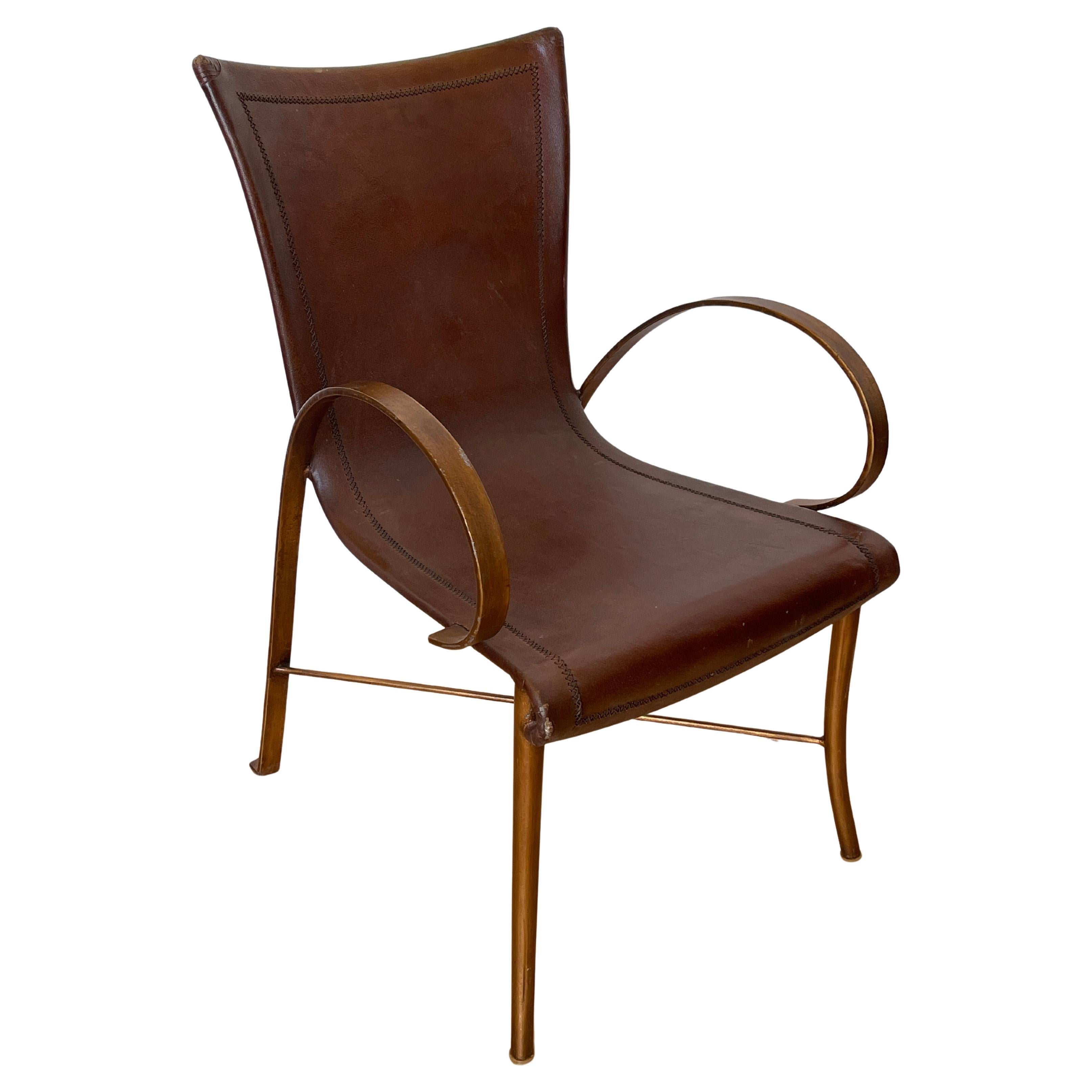 Sedia vintage in pelle e ferro battuto : elegante design artigianale italiano.