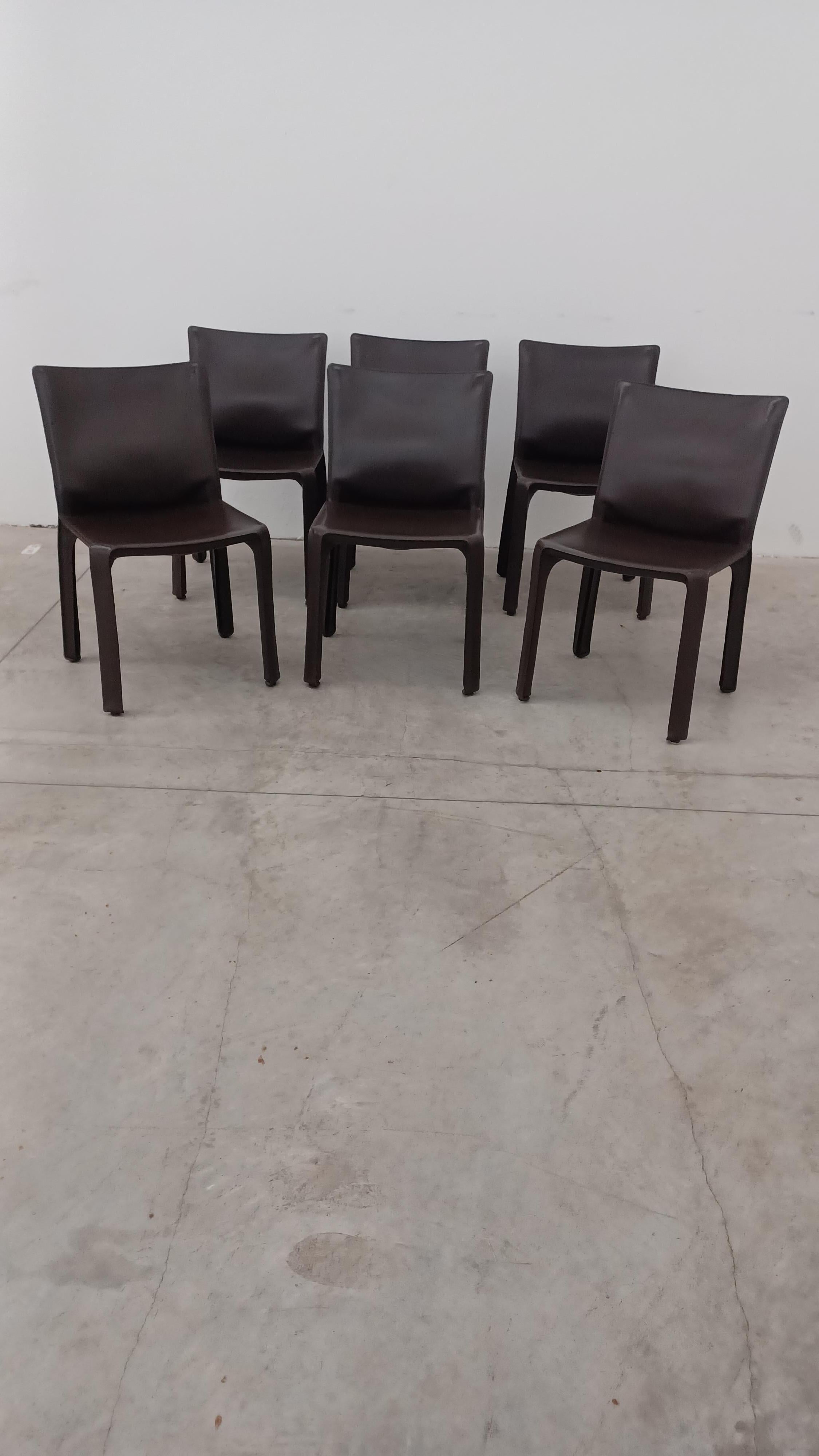 Satz von 6 Stühlen cab 412 entworfen von Mario Bellini Produktion 1990er Cassina.
Ausgezeichneter Zustand.  Dunkelbraune Farbe