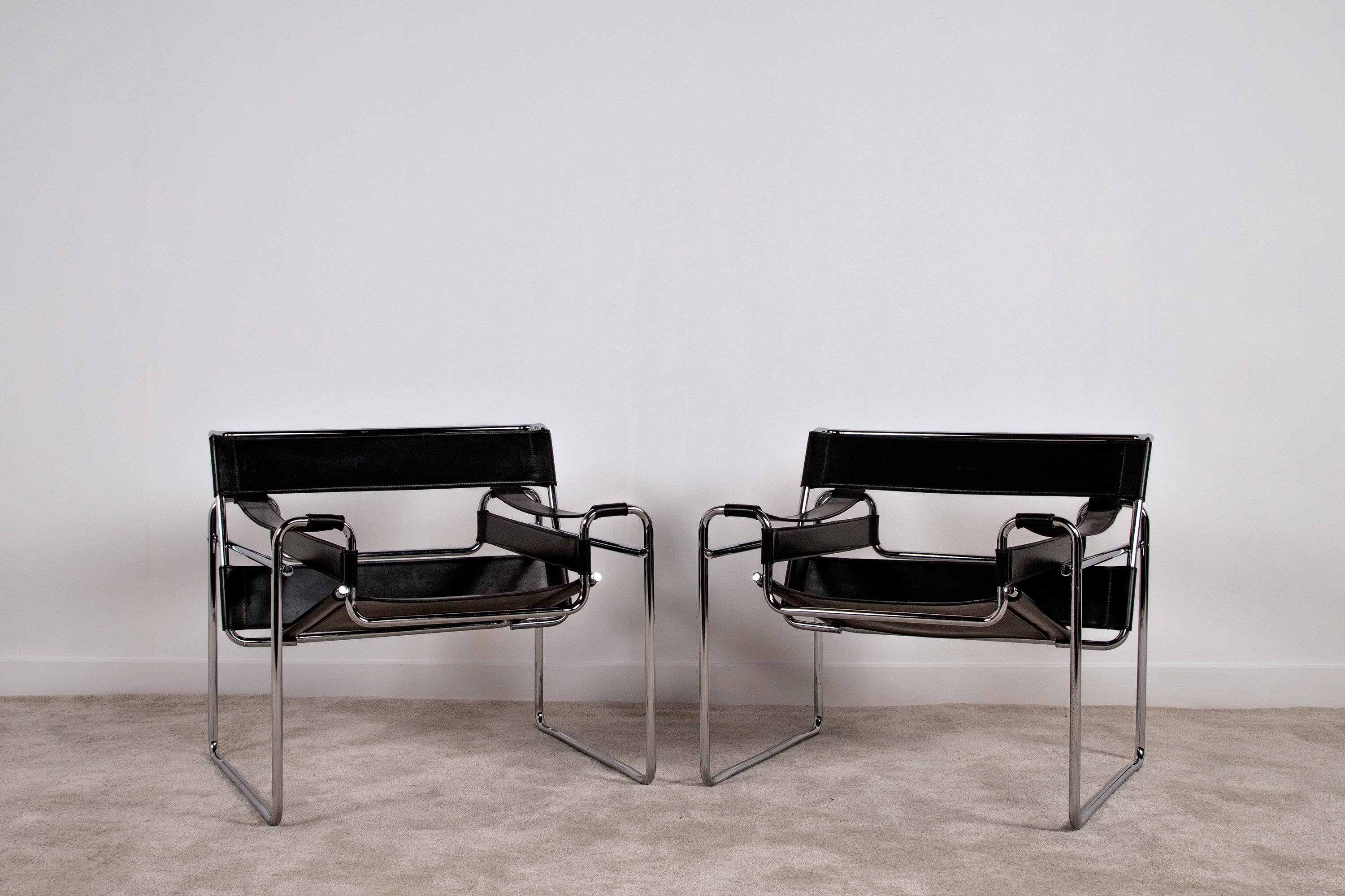 Coppia di poltrone Wassily disegnate da Marcel Breuer realizzate in pelle nera e struttura tubolare in metallo cromato. La Sedia Wassily B3 è un'icona del modernismo del ventesimo secolo, ideale per arredare con raffinatezza qualsiasi ambiente