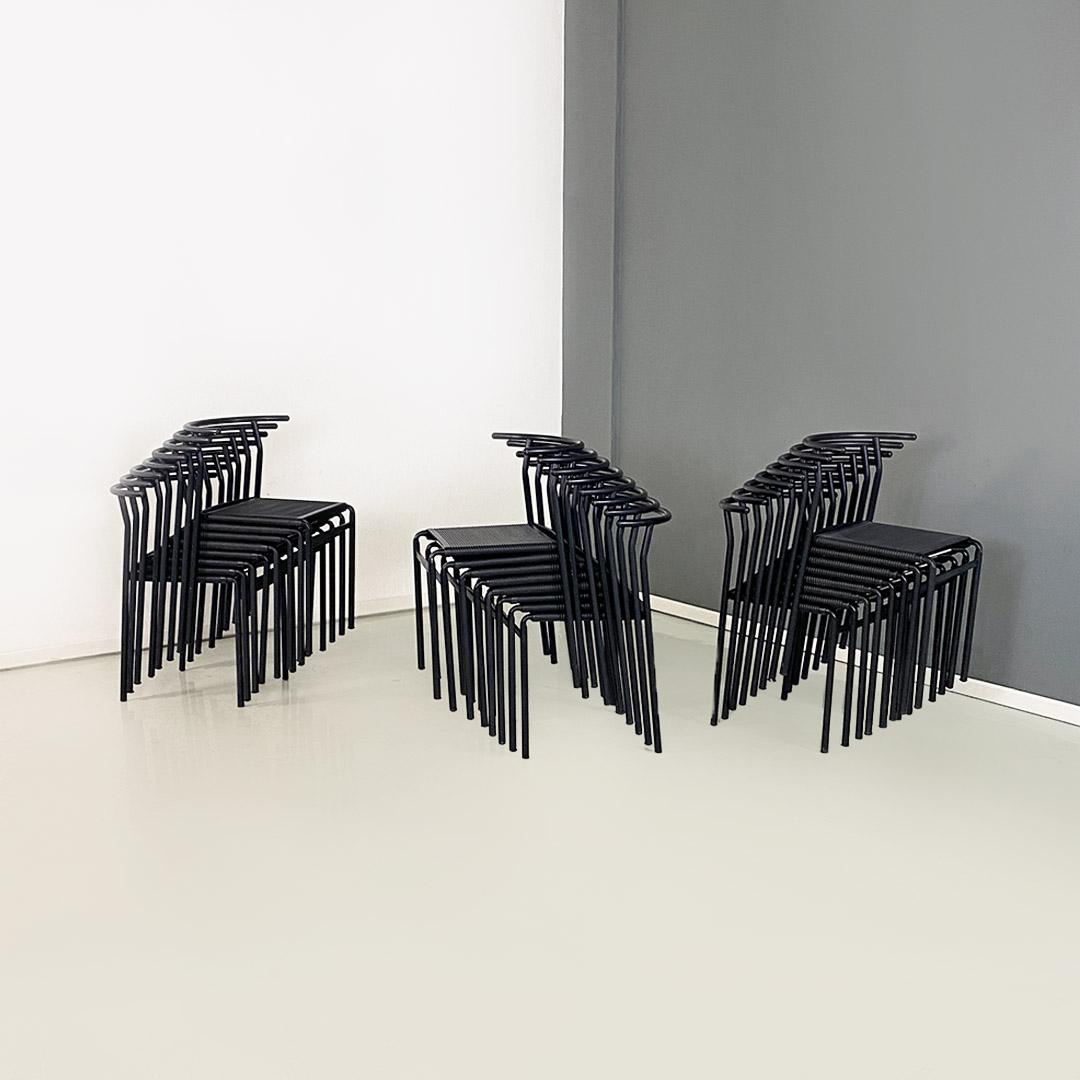 Set di 24 sedie modello Cafè Chair con seduta quadrata in gomma nera e molle metalliche sul fondo. La struttura è in tubolare di metallo verniciato nero opaco, con schienale curvo. Strutture impilabili.
Prodotte da Baleri Italia nel 1980 ca. e