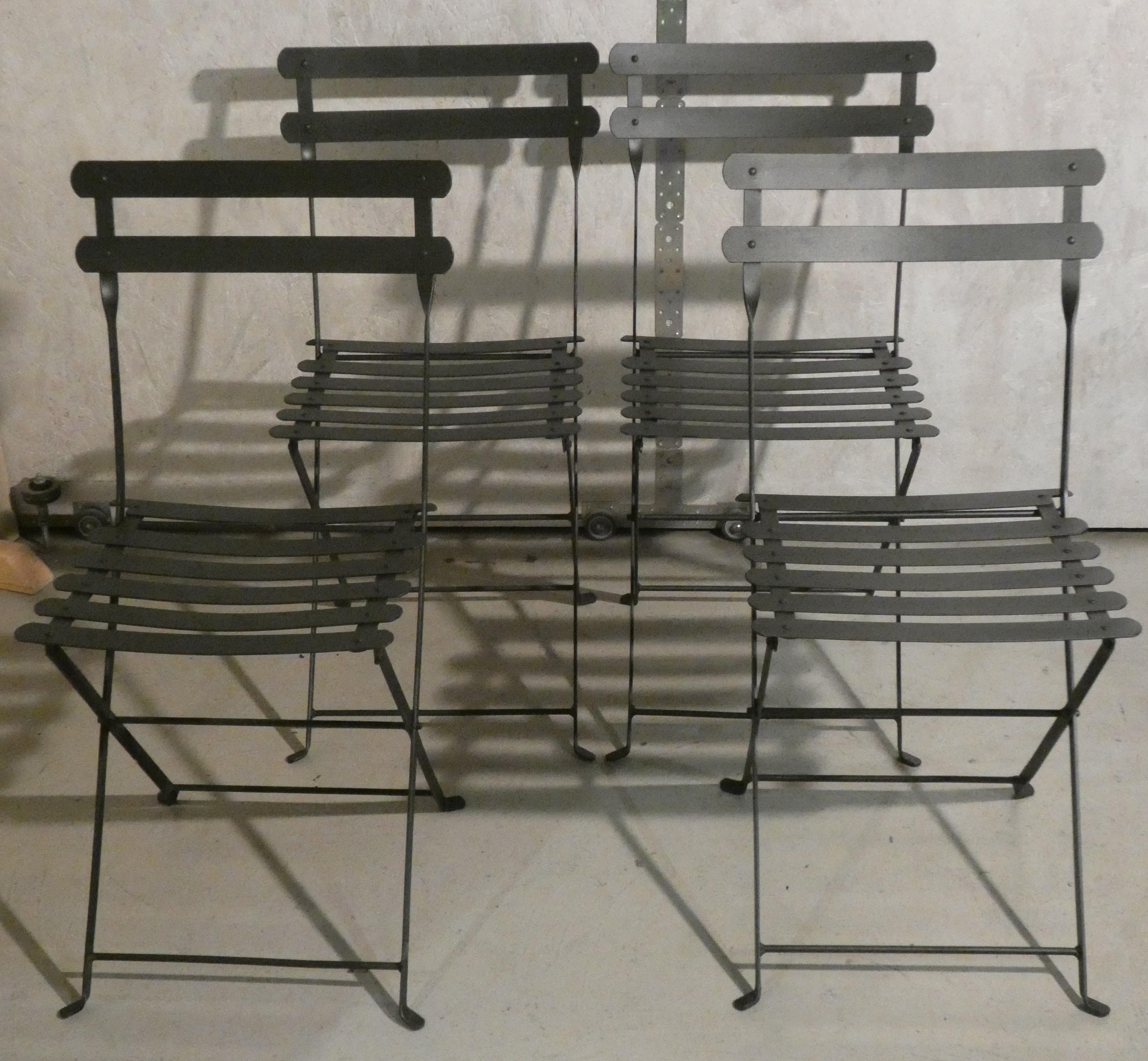 Set composto da 4 sedie Celestina, le iconiche sedie pieghevoli prodotte da Zanotta dal 1978. Qui proposte nella versione in Acciaio verniciato a polvere, in color grigio antracite, con finitura in ferromicaceo. Le sedie sono perfettamente integre