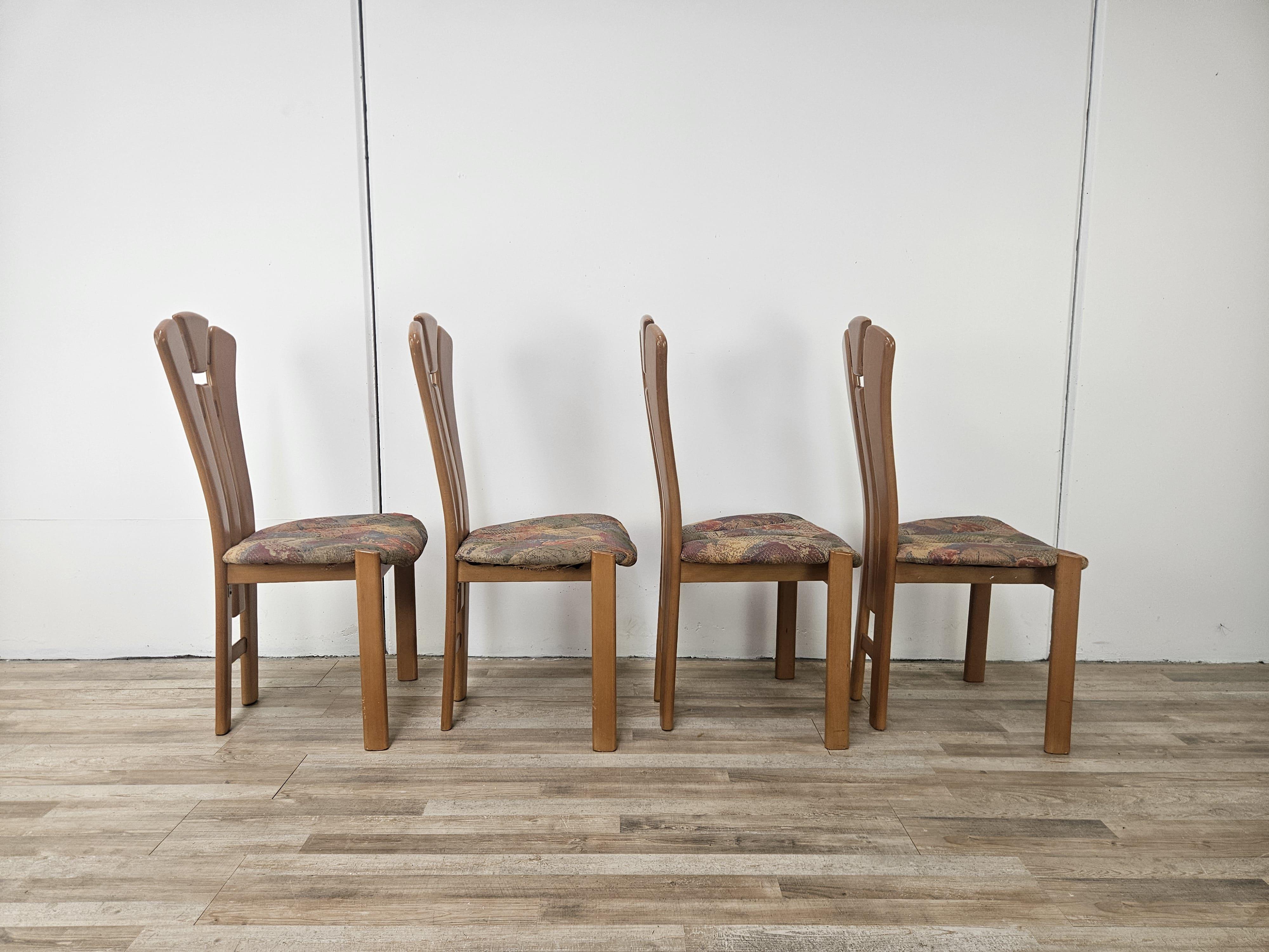 Sedie da pranzo anni '80 con struttura in legno e schienale a ventaglio, sedute in tessuto originale vintage.

Possono essere utilizzate in sala da pranzo oppure come elementi d'arredo in ingresso o corridoio.