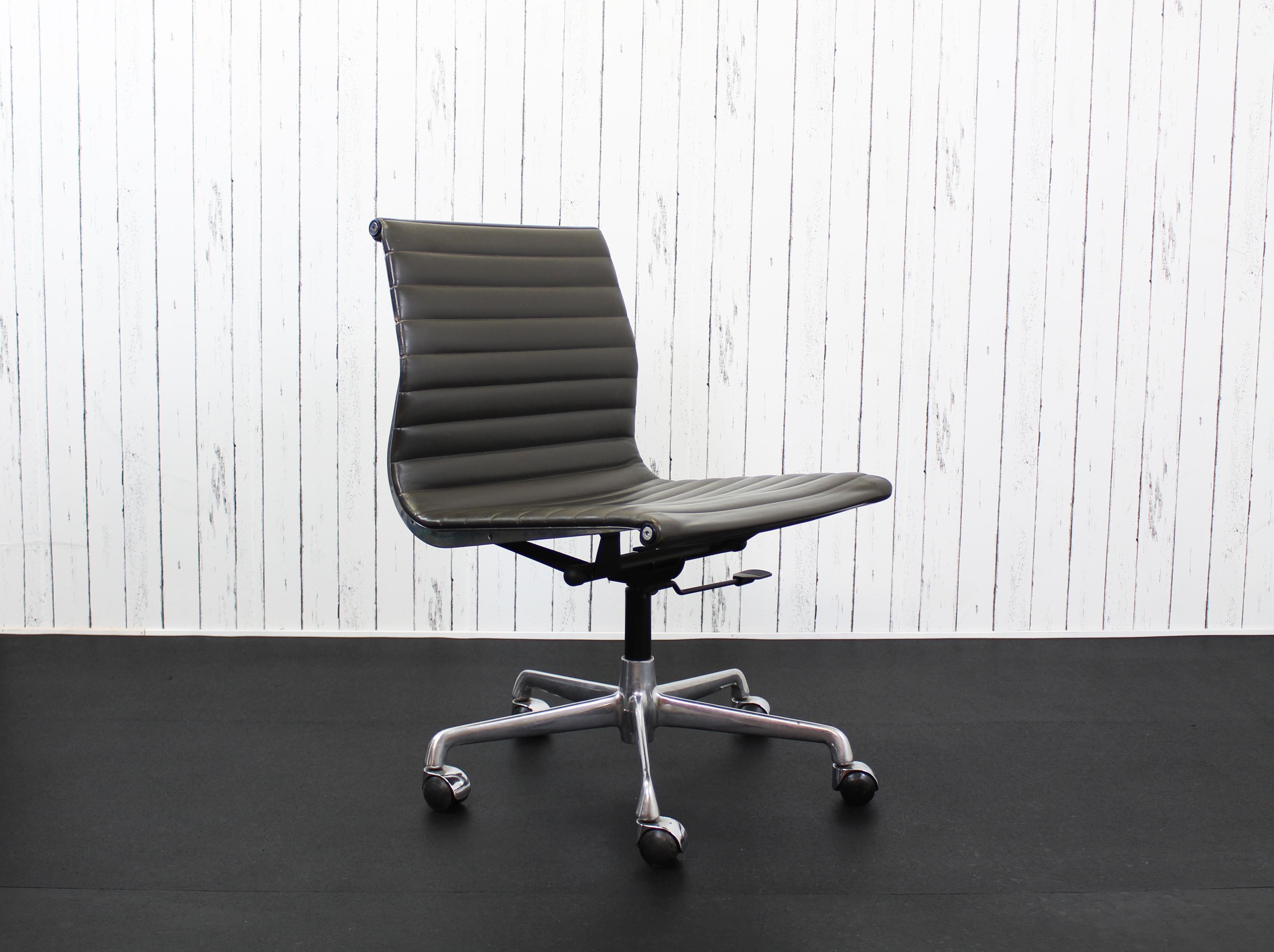 Leather EA117 ICF Charles & Ray Eames Office Chairs For Sale