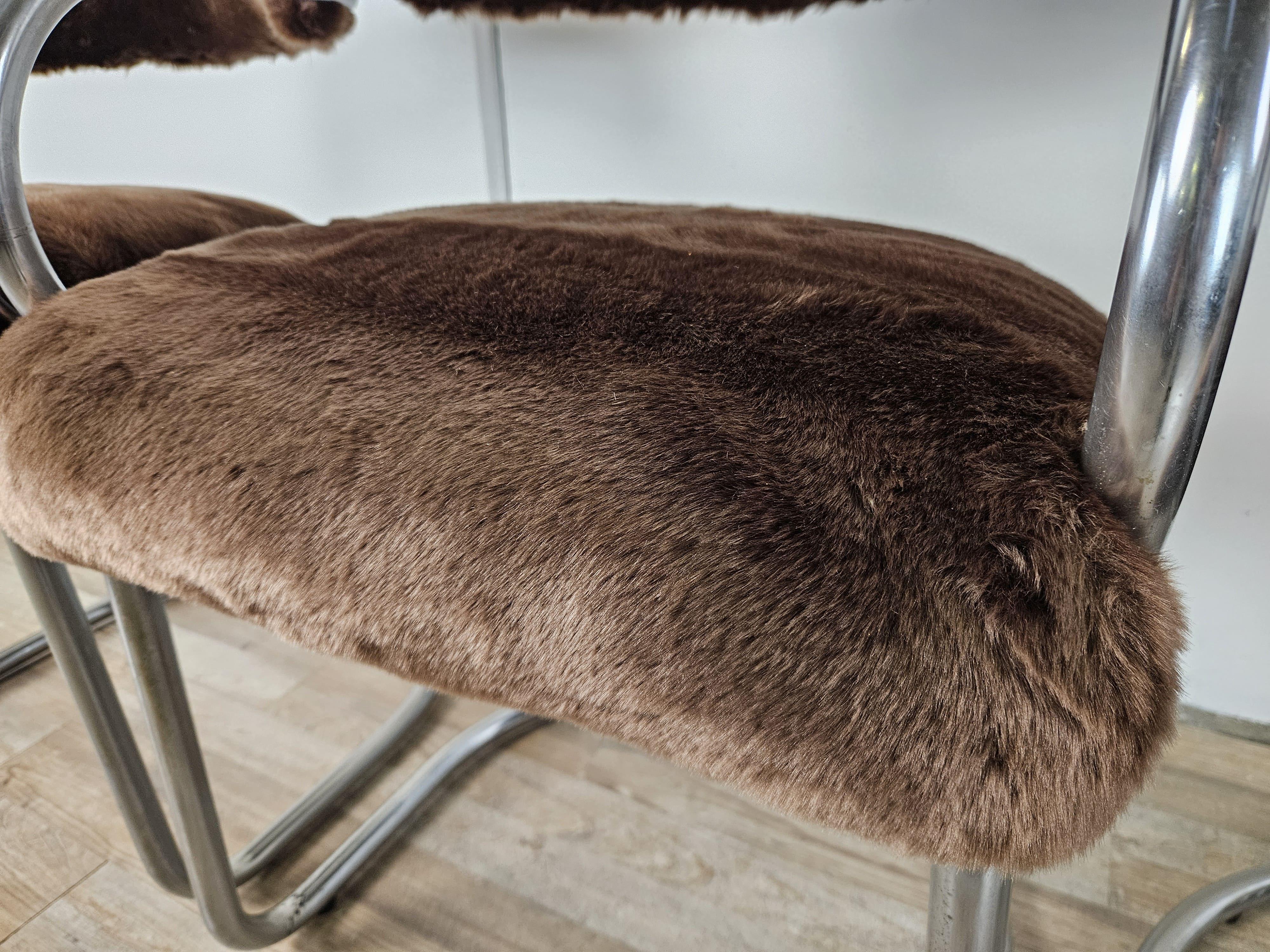Chaises design italiennes du 20e siècle en métal tubulaire et fourrure brune en vente 3