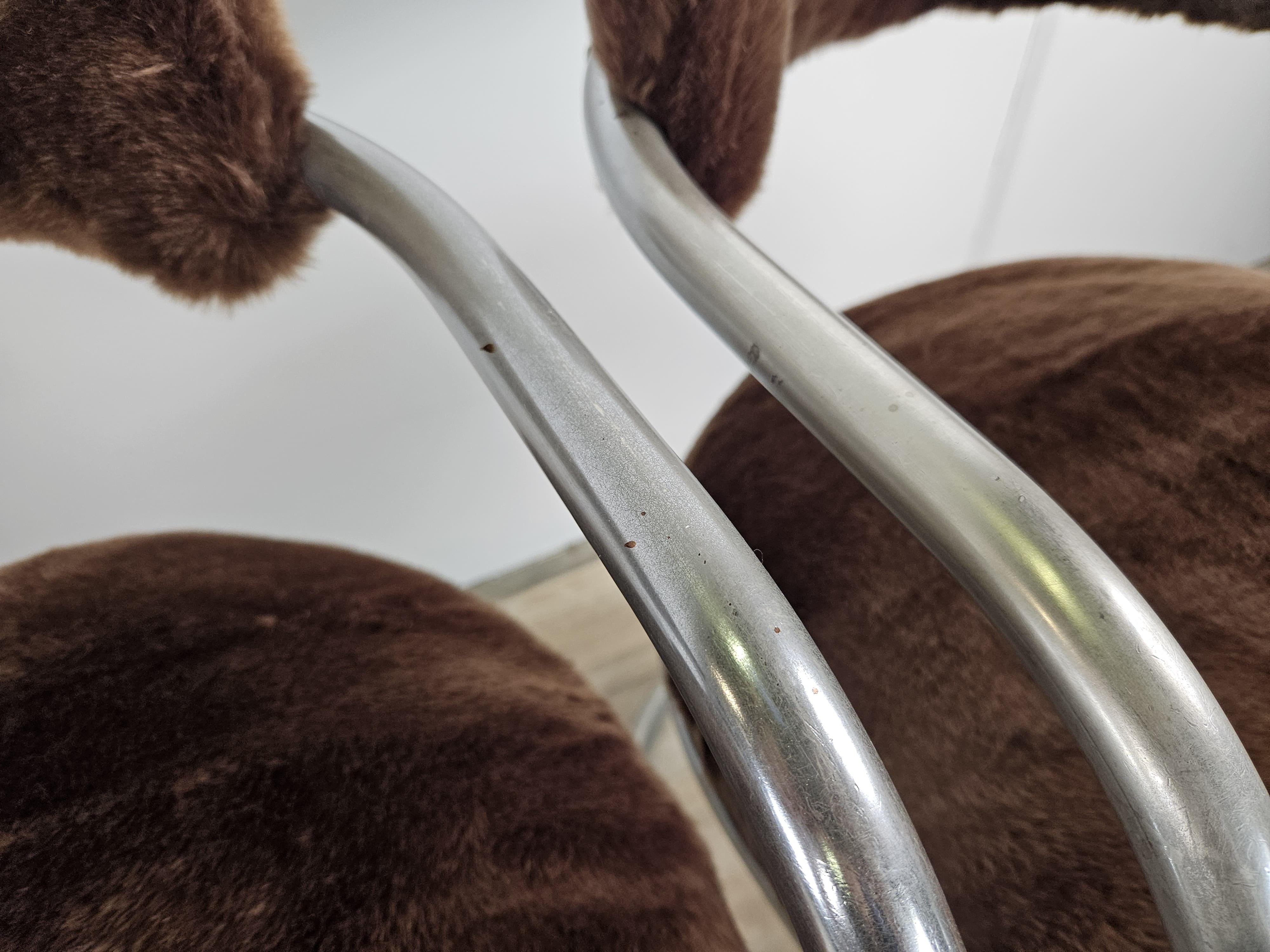 Chaises design italiennes du 20e siècle en métal tubulaire et fourrure brune en vente 5