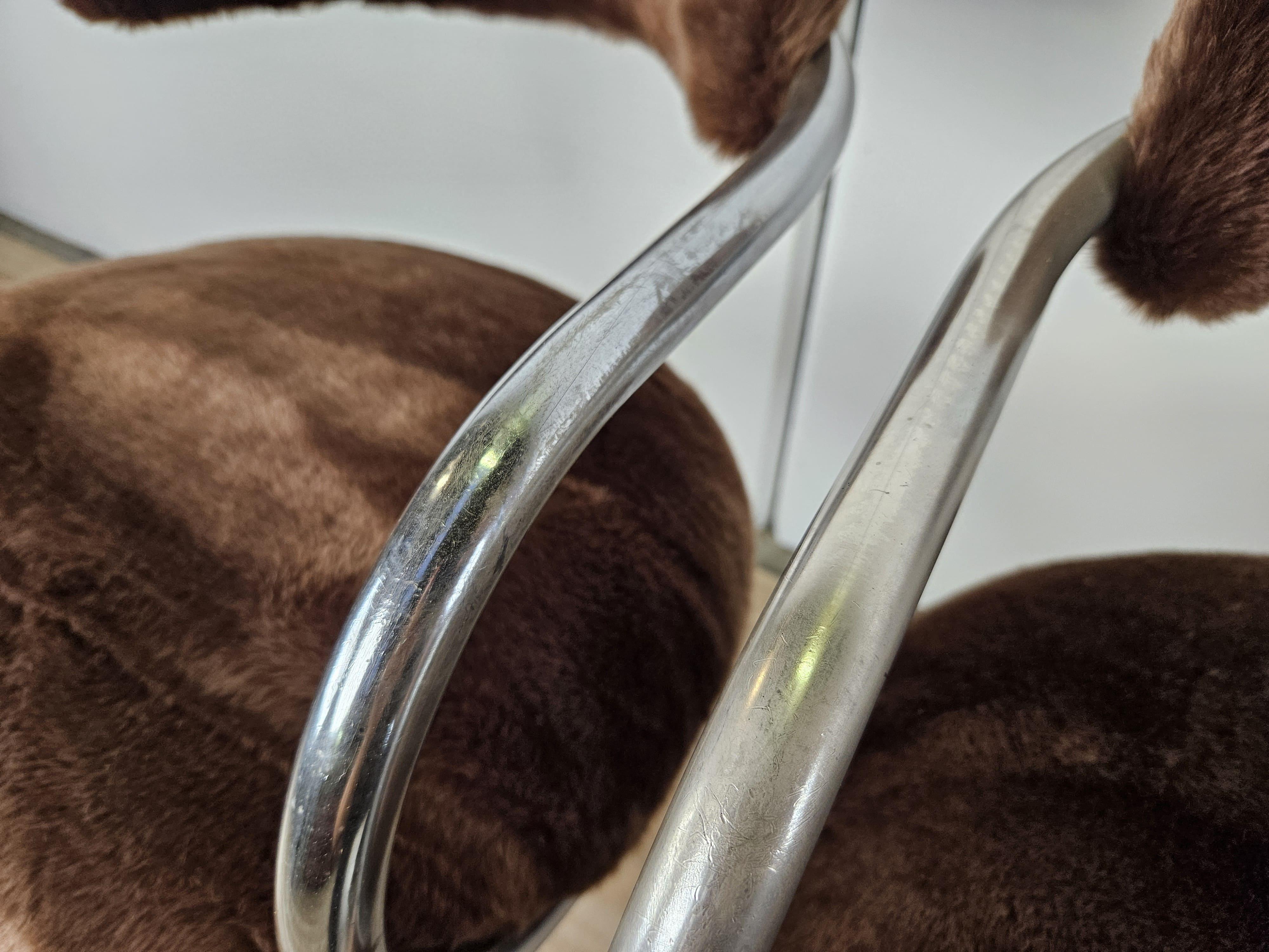 Chaises design italiennes du 20e siècle en métal tubulaire et fourrure brune en vente 6