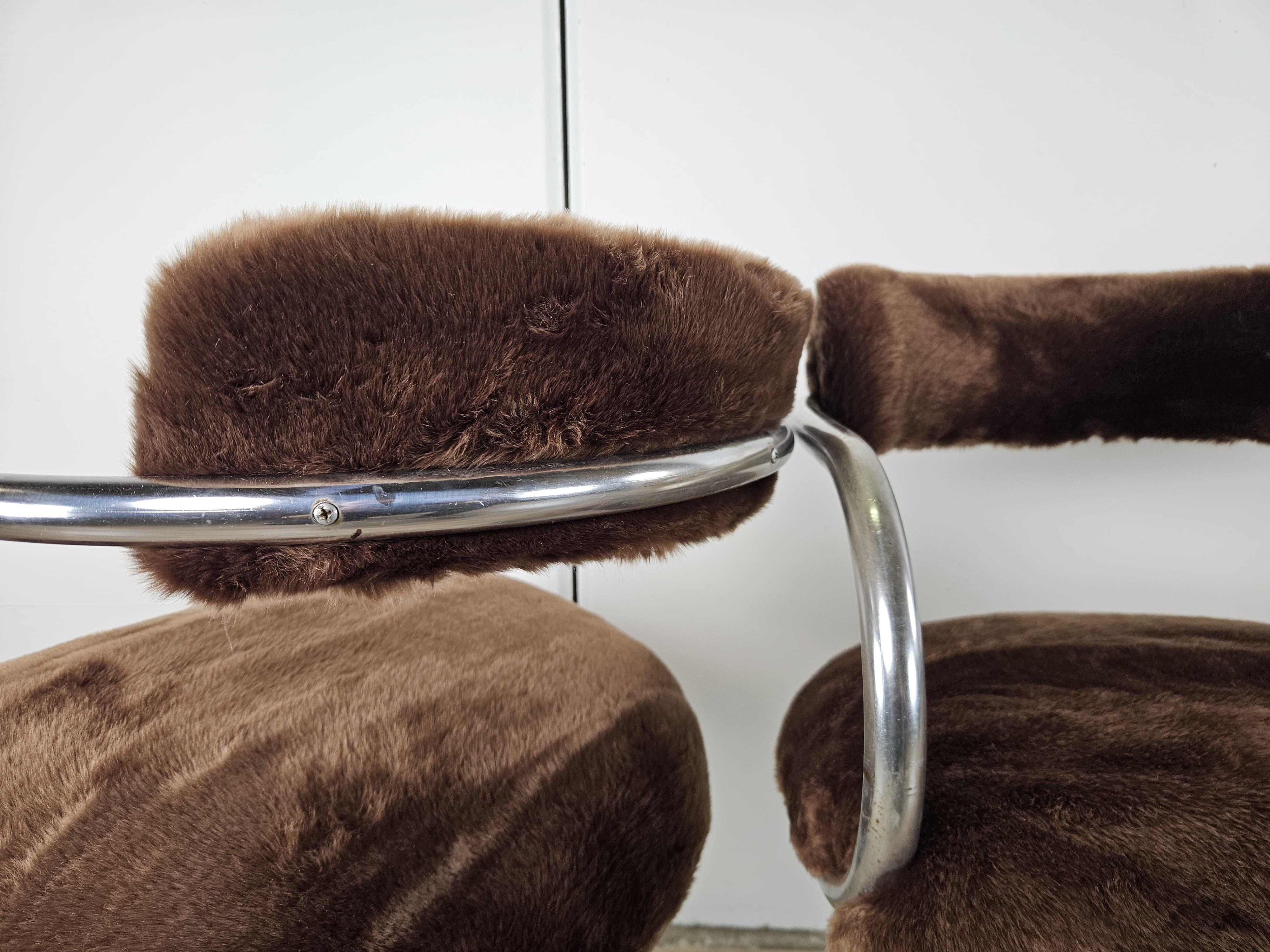 Chaises design italiennes du 20e siècle en métal tubulaire et fourrure brune en vente 10