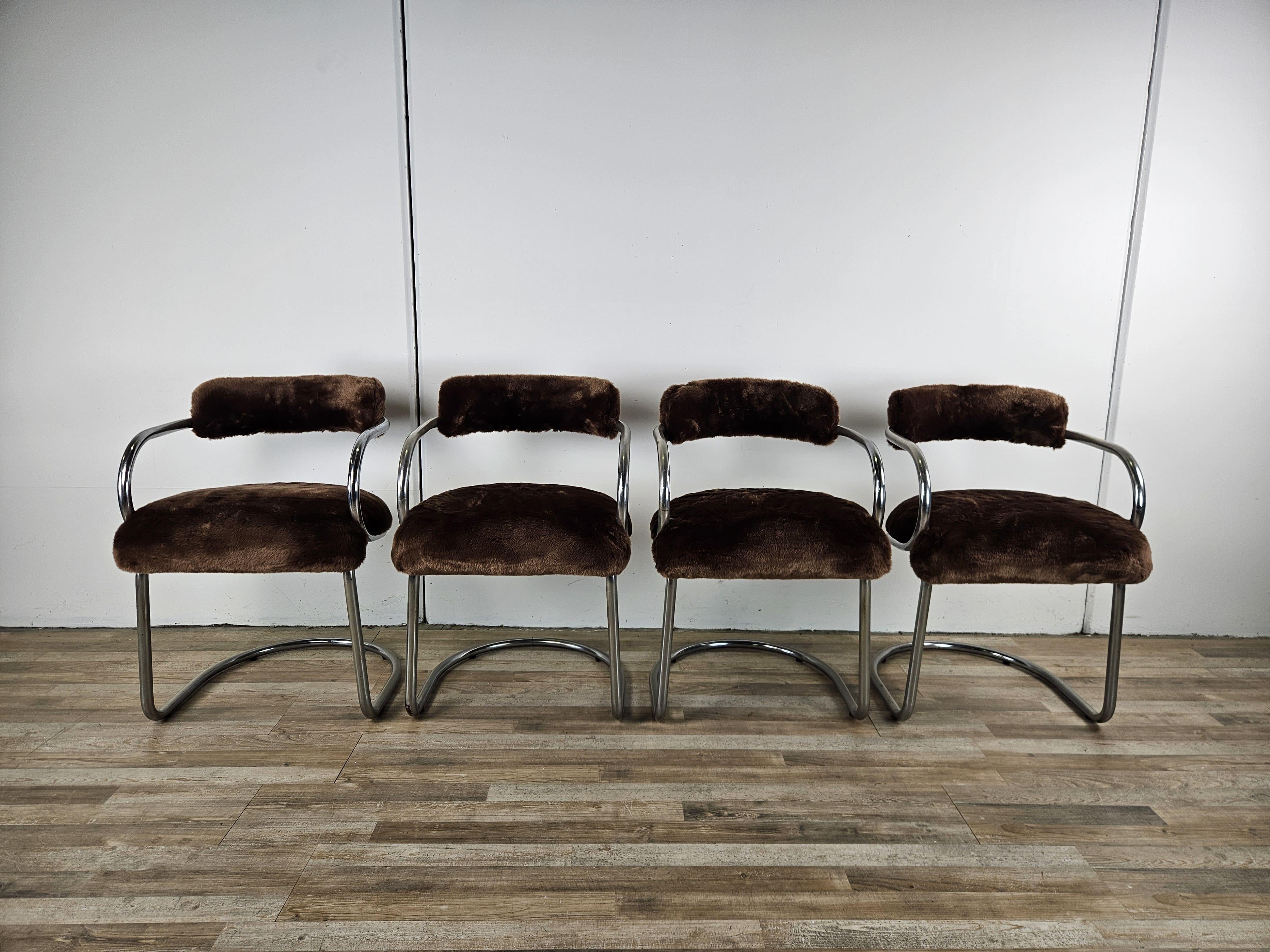 Ensemble de quatre fauteuils avec structure tubulaire chromée et revêtement en fourrure brune, idéal pour le bureau ou la maison.
Parfait pour un bureau, un salon ou une salle à manger.

Ils présentent des signes normaux d'âge et d'utilisation sur