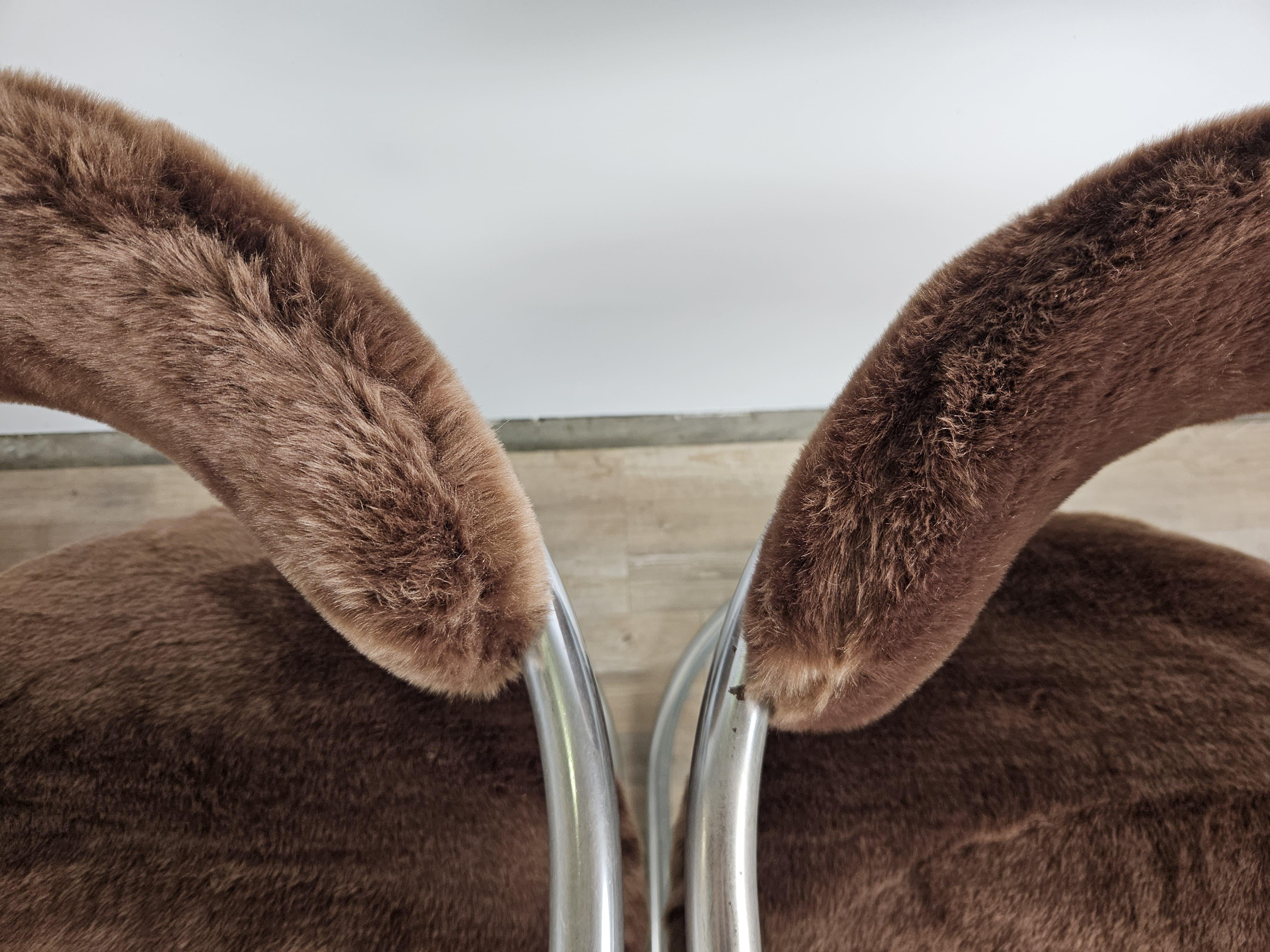 Métal Chaises design italiennes du 20e siècle en métal tubulaire et fourrure brune en vente