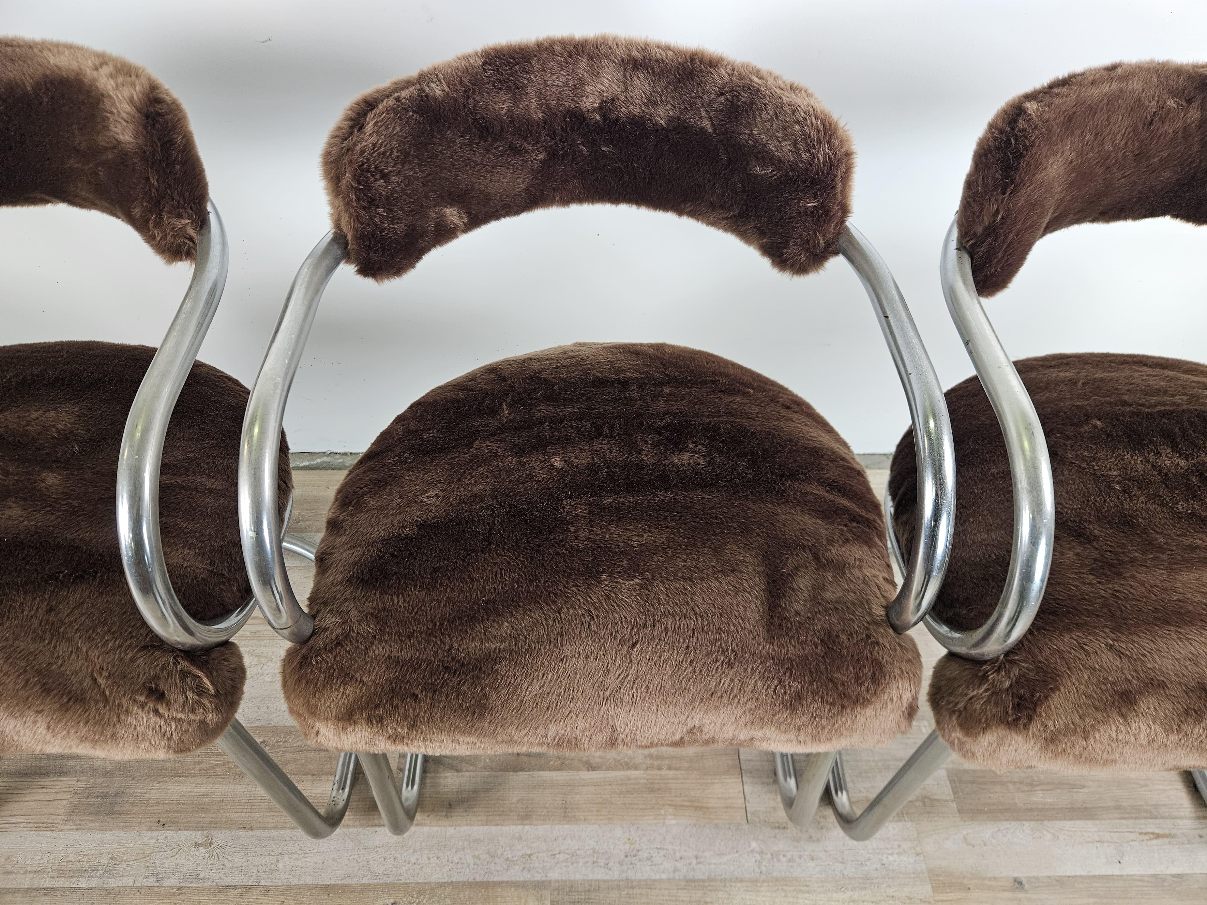 Chaises design italiennes du 20e siècle en métal tubulaire et fourrure brune en vente 2