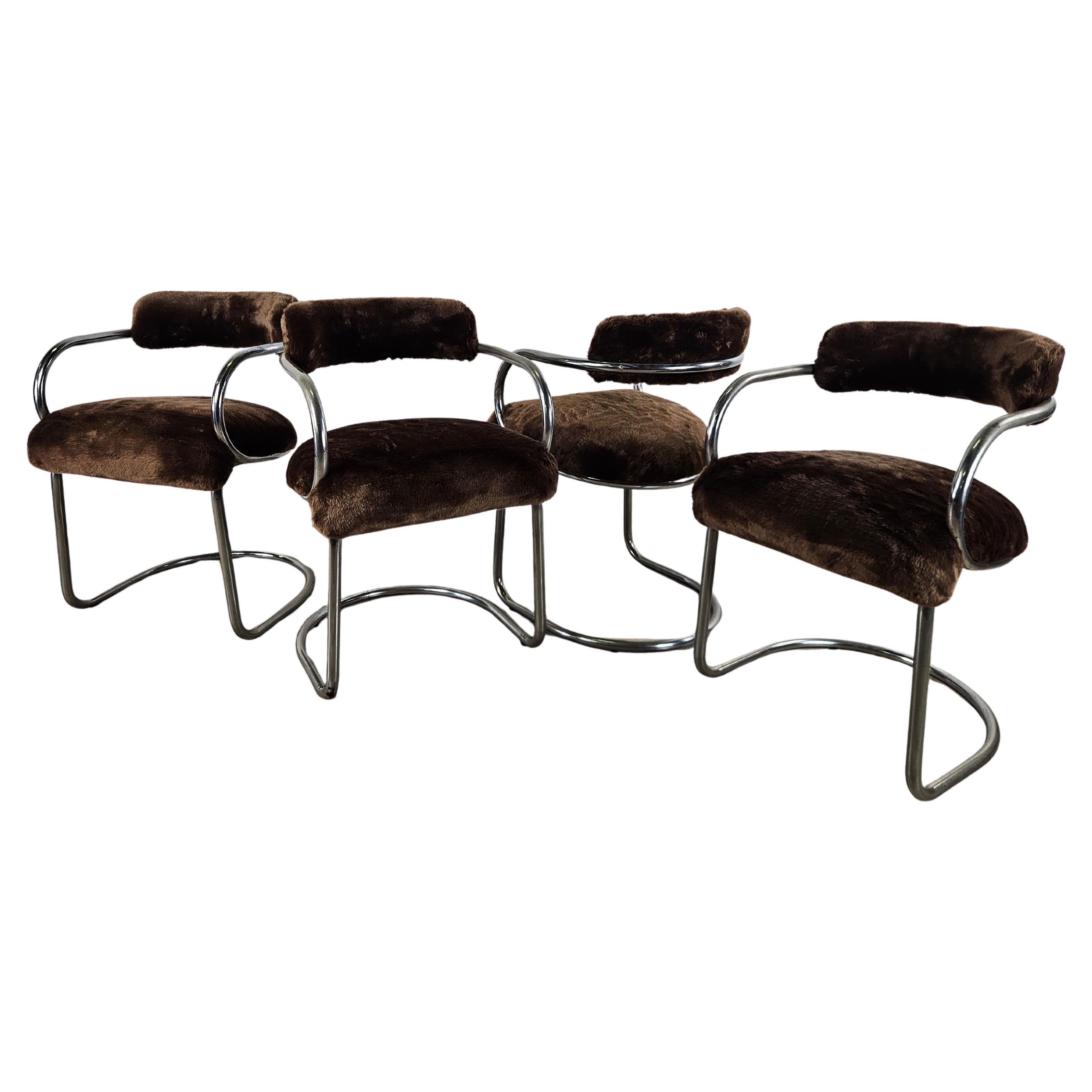 Chaises design italiennes du 20e siècle en métal tubulaire et fourrure brune en vente