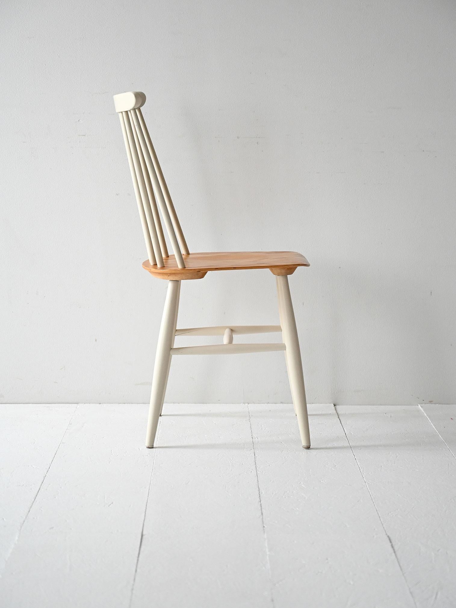 Sedie da pranzo scandinave anni ’60 con struttura bianca e seduta in legno naturale, di Illmari Tapiovaara per Edsbyverken con timbro originale.

Set di quattro sedie scandinave modello Fanett, disegnate da Ilmari Tapiovaara per Edsbyverken, Svezia.