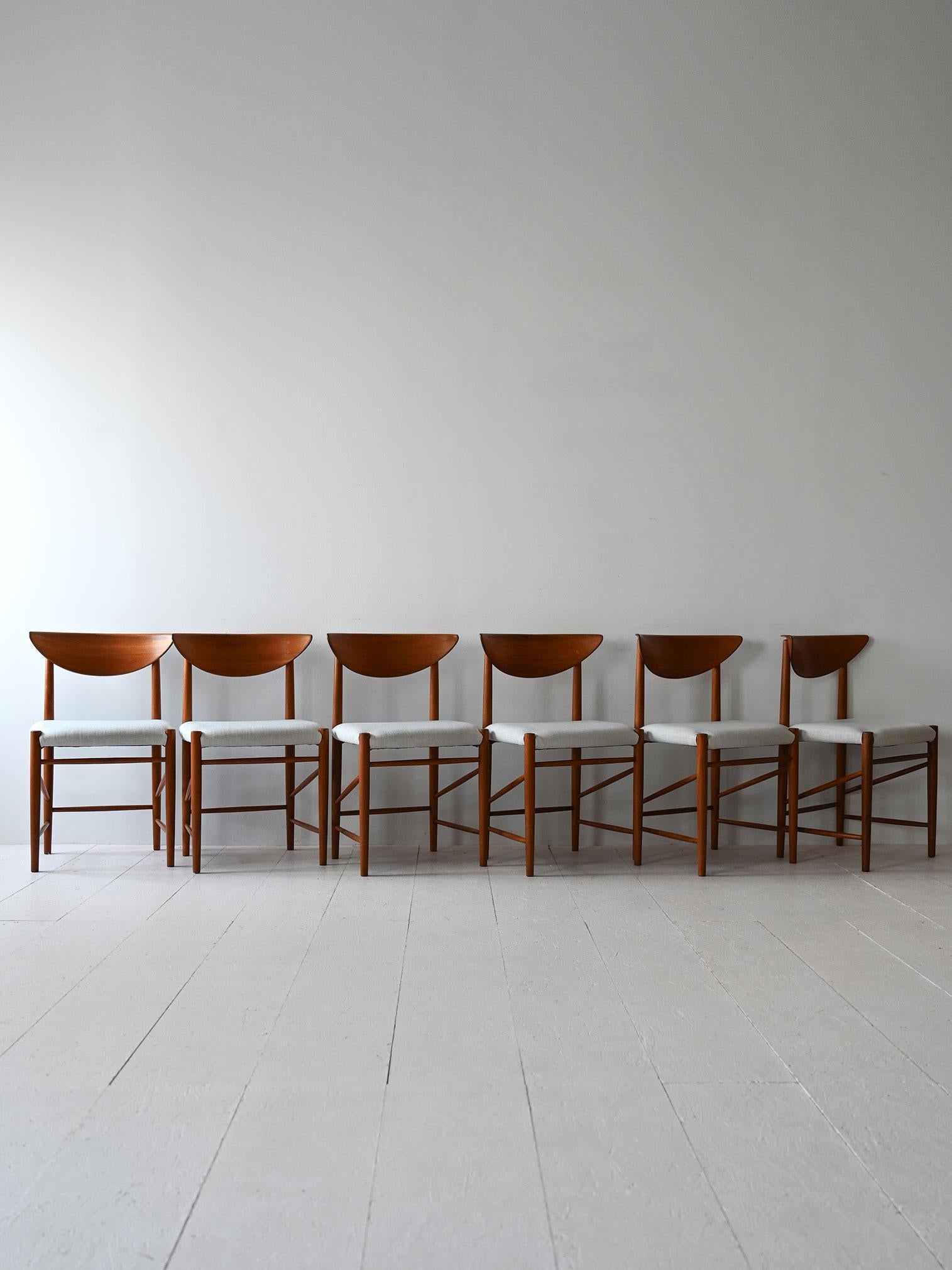 Ensemble de 6 chaises modèle 316, conçues par Peter Hvidt & Olga Mølgaard - Nielsen. Produit au Danemark dans les années 1950 et 1960 par Søborg Møbelfabrik. 

L'élégance et la fonctionnalité se rencontrent dans le design de ces chaises qui, grâce à