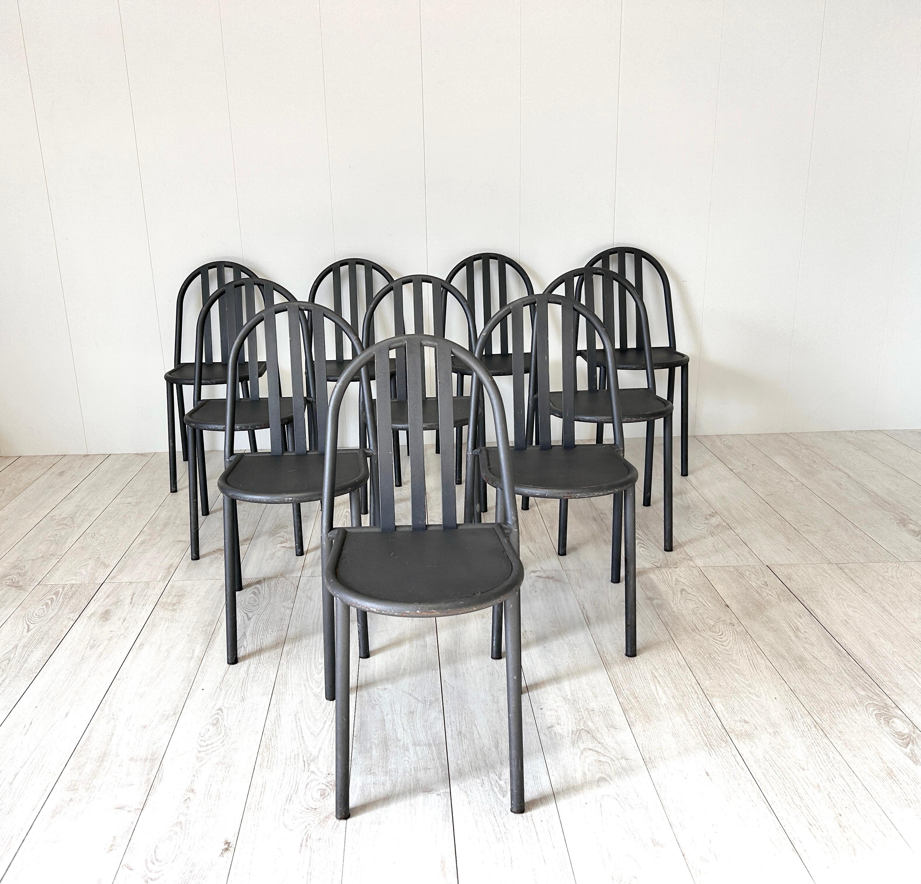 Set di 10 sedie color grigio scuro in ferro disegnate da Robert Mallet-Steven
Idéale pour un environnement de style industriel ou pour une utilisation à l'extérieur, comme des sièges de jardin.

Bonnes conditions générales, petites traces d'usure.


