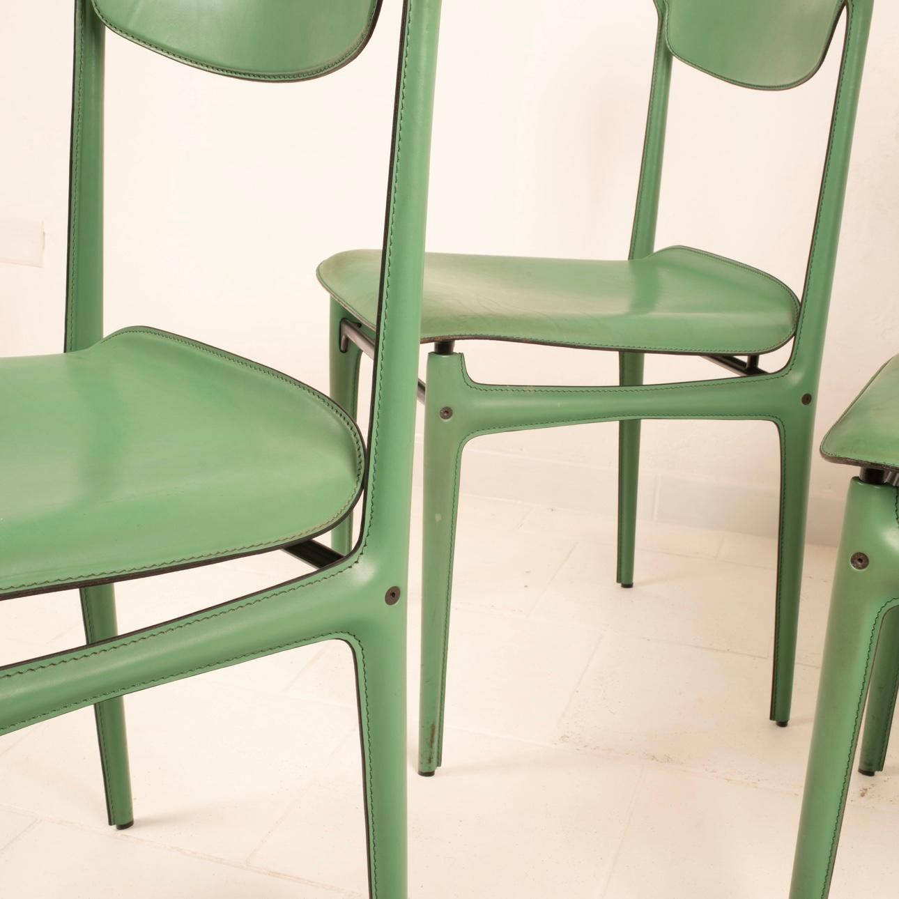 Außergewöhnlicher und seltener Satz von 4 tealfarbenen Lederstühlen, entworfen von Tito Agnoli und hergestellt von Matteo Grassi. Die Stühle sind mit hochwertigen Lederbezügen ausgestattet, die mit feinen Details und Nähten versehen sind und ihnen