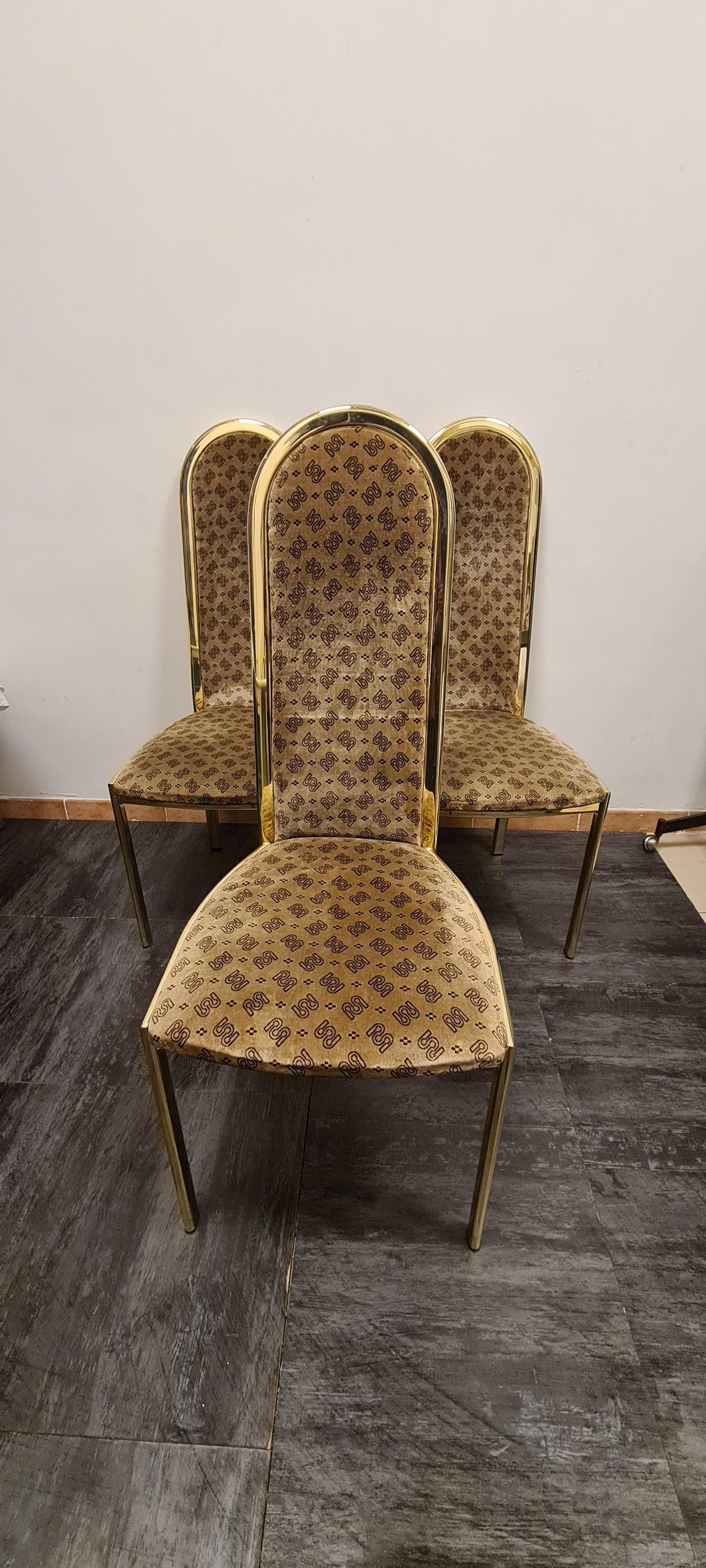 Trois chaises dorées de la société Morex, années 1970.

Chaises élégantes à haut dossier en métal galvanisé et velours.

Depuis de nombreuses années, la société Morex est l'un des principaux fabricants de meubles en métal galvanisé.

Intactes et