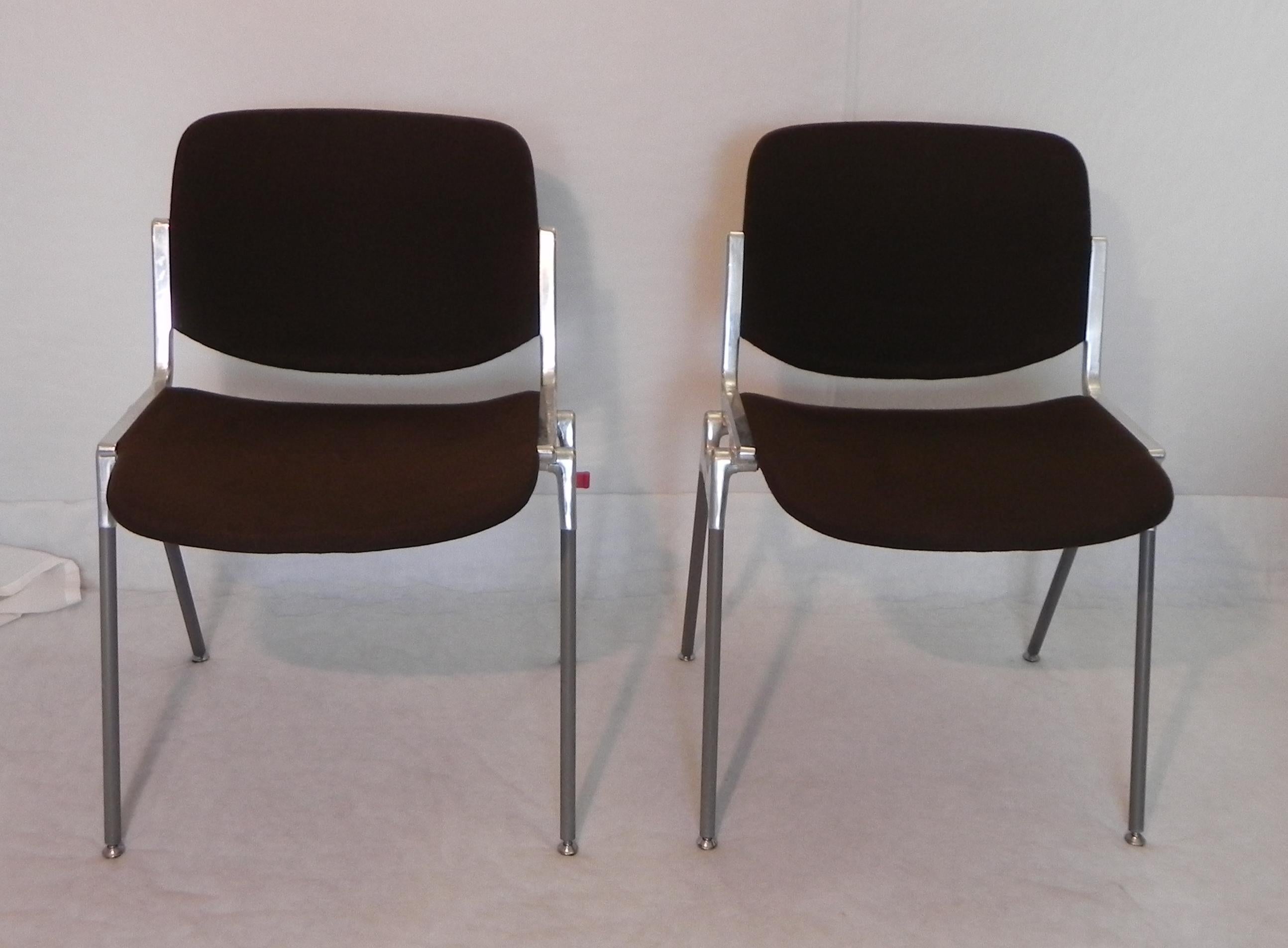 sedie dsc 106, Anonima castelli, by Giancarlo Piretti. anni 70 struttura in alluminio fuso robustissima. seduta in legno rivestita di tessuto cotone drill, colore Caffe'. resistentissimo. le sedie si possono impilare o agganciare tra loro. inoltre