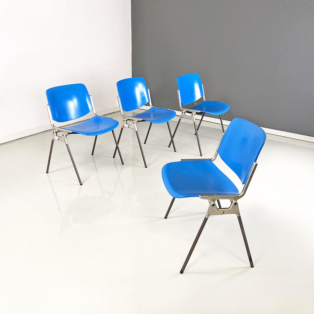 Set di quattro sedie impilabili, modello DSC, con seduta e schienale in legno massello di faggio verniciato in colore azzurro con zampe in alluminio a sezione tonda.
Prodotte da Anonima Castelli e disegnate da Giancarlo Piretti nel 1965.
Presente il