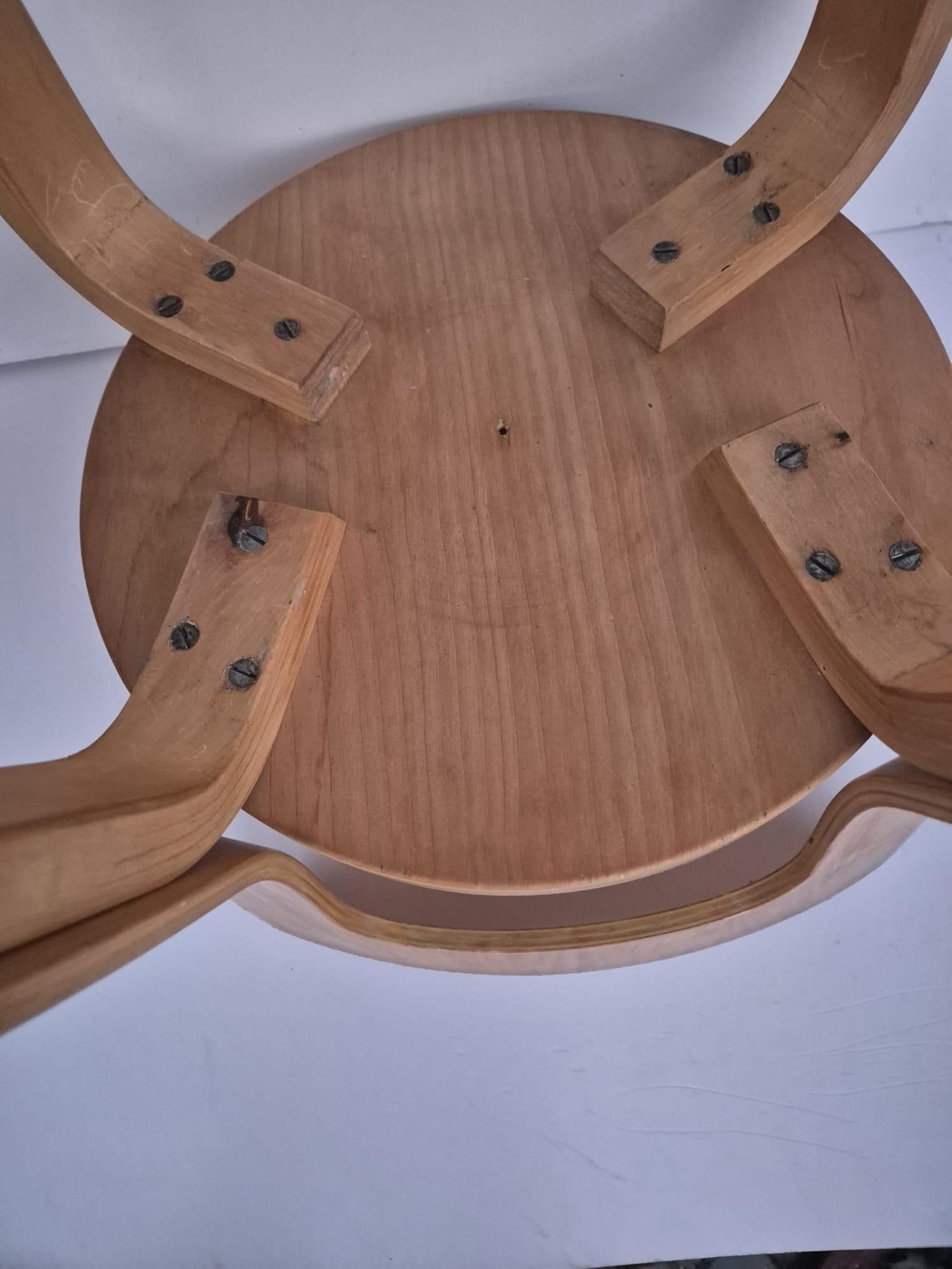 Sedie E66 di Alvar Aalto per Artek, Finlandia, Anni '50 
Tre sedie scandinave (Finlandia) di Alvar Aalto modello E66 disegnate negli Anni '30. Queste tre sedute risalgono agli Anni '50 e sono in patina ORIGINALE. Sono presenti leggeri segni di usura