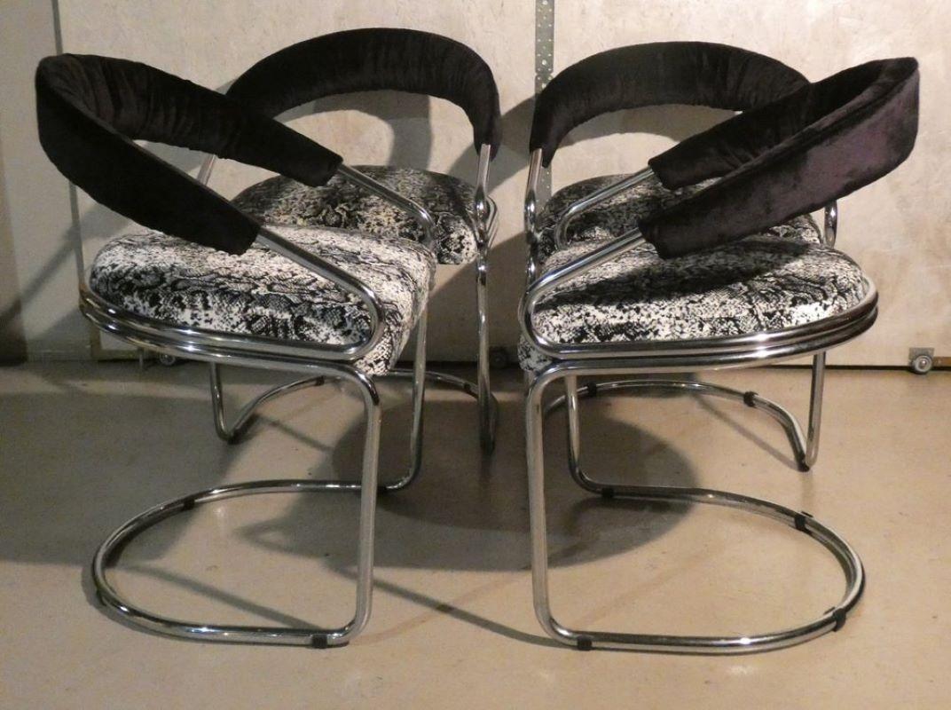 Set di 4 sedie disegnate da Giotto Stoppino durante la sua collaborazione con Kartell. Esempio di iconico design italiano della metà del secolo scorso. Giotto Stoppino è stato un architetto e un precursore del design, premiato 3 volte con il più