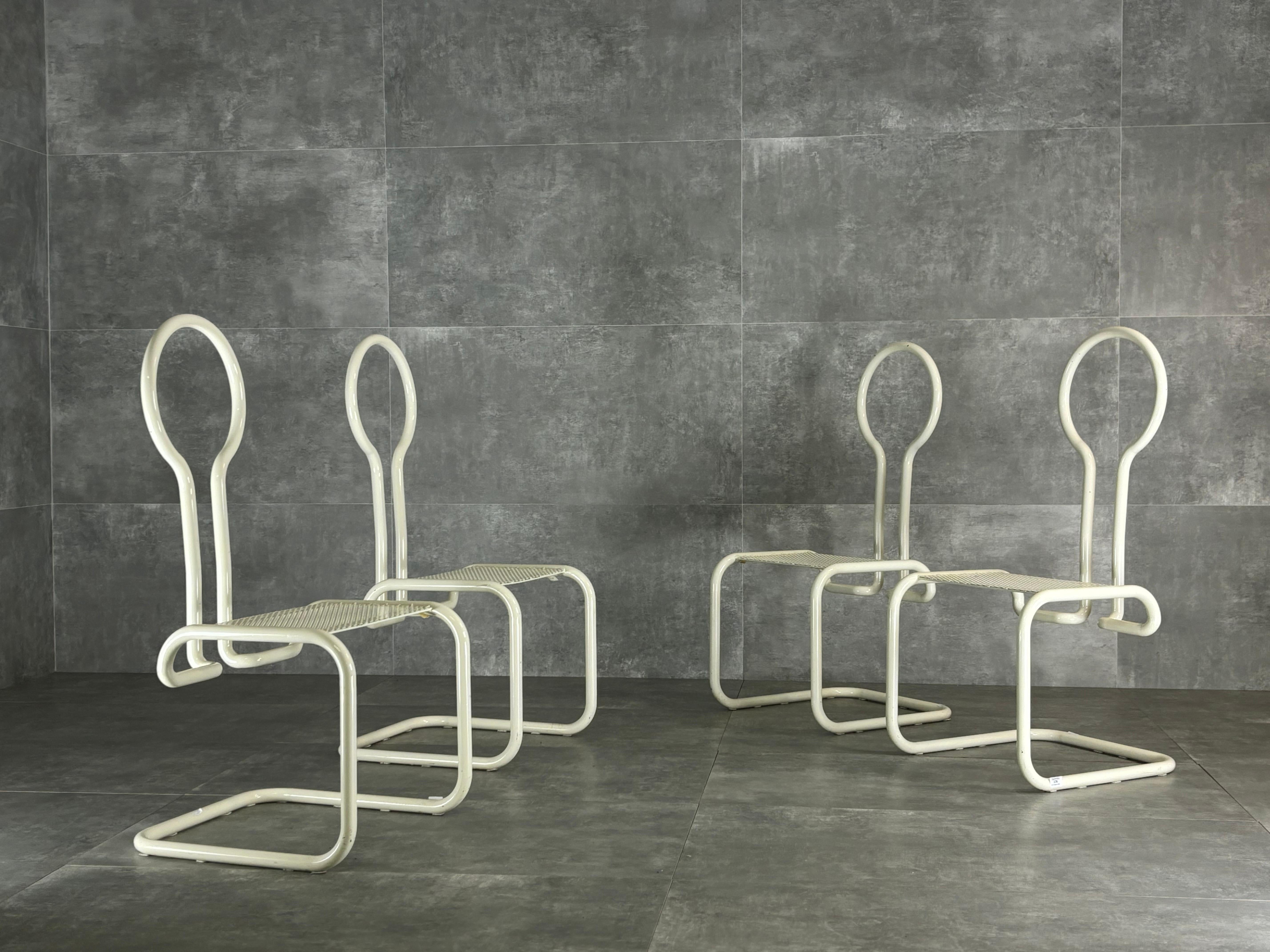 Satz von 4 Gartenstühlen aus weiß lackiertem Metall von Marzio Cecchi, 1970er Jahre.
Sie sind mit blauen Ledersitzen ausgestattet (im Set enthalten) und können leicht entfernt werden.