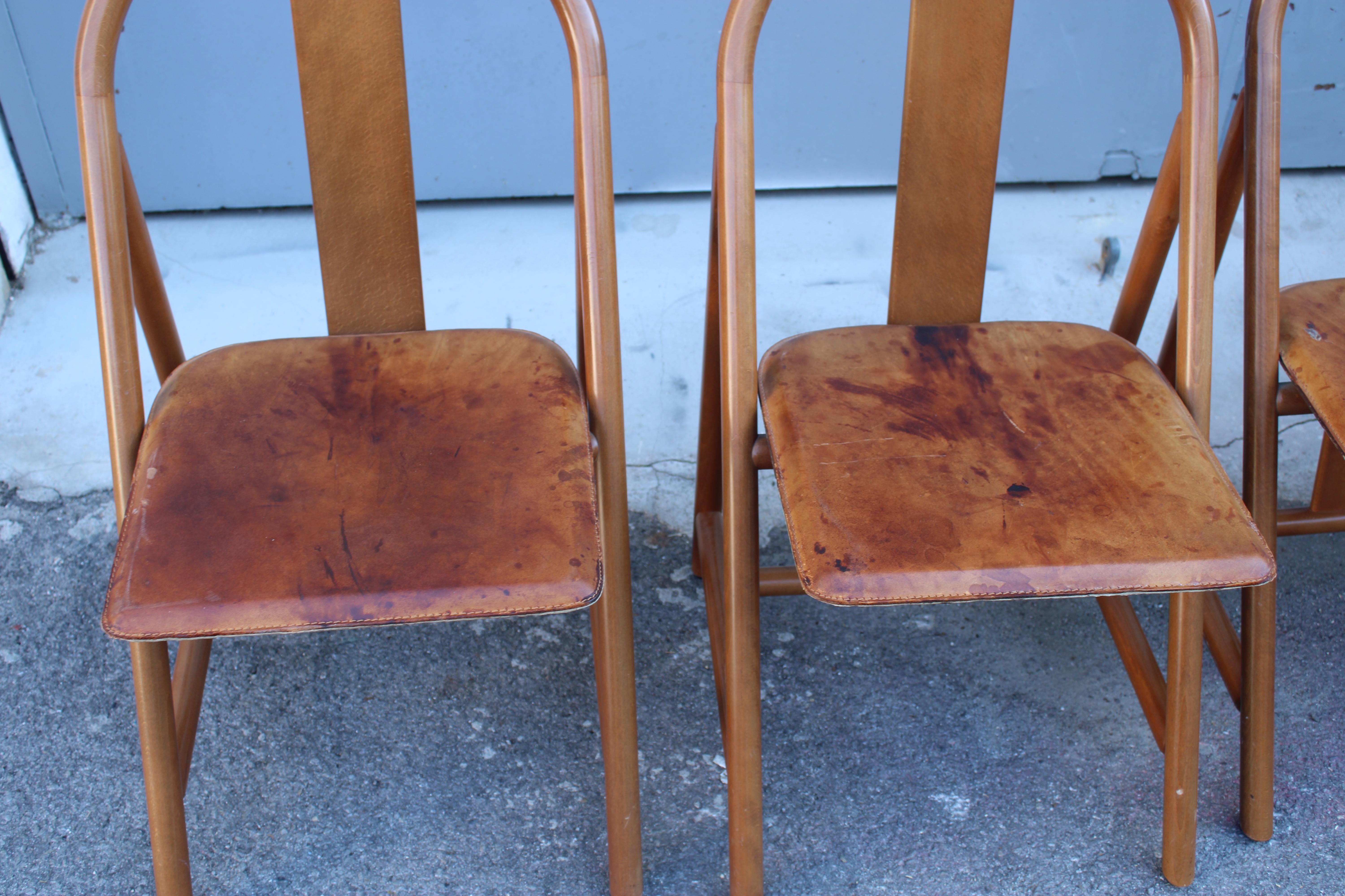 Italian Sedie in Noce con seduta in pelle di Vitello Style Modernista 1970 Italia in vendita