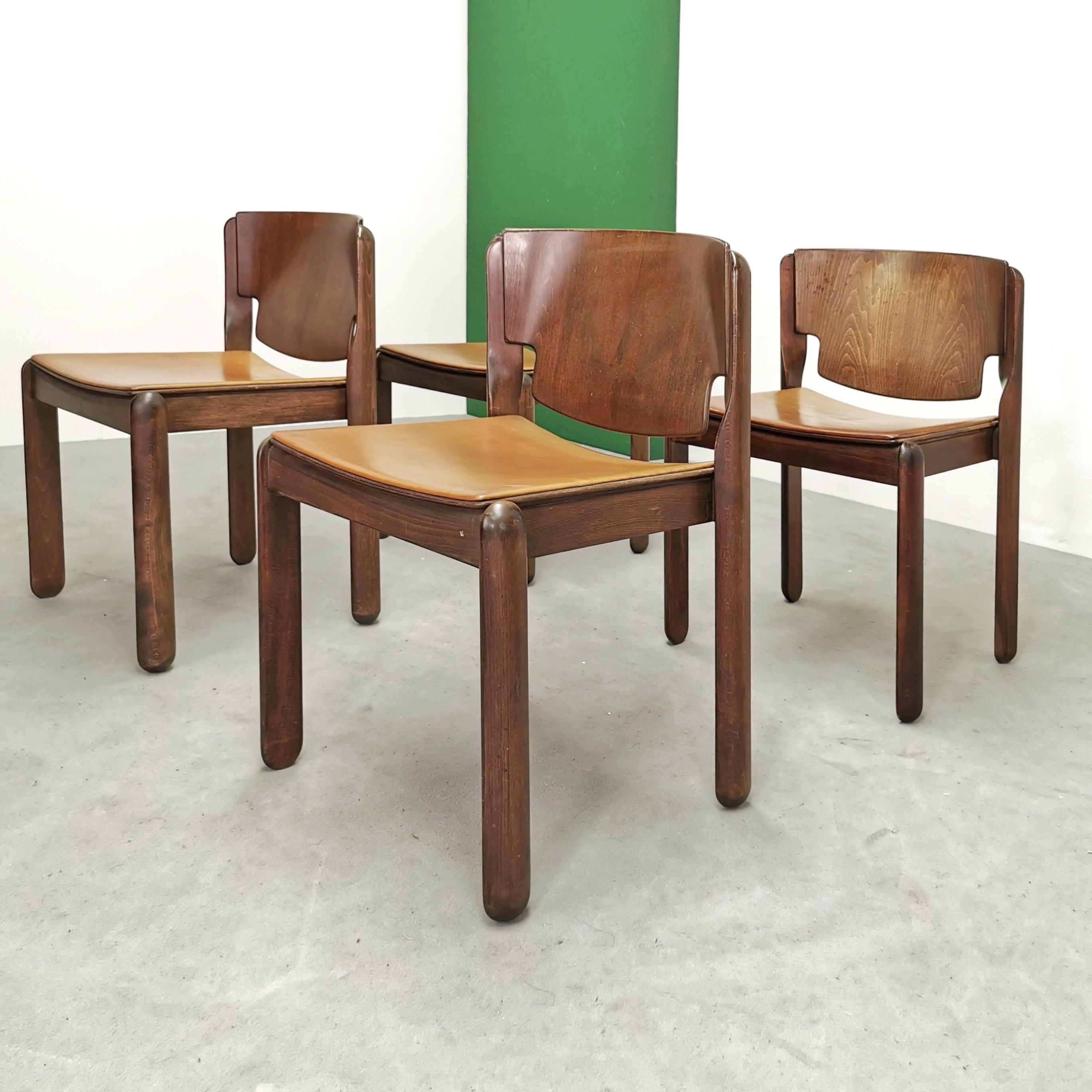 Le sedie Modello 122 sono una creazione del celebre designer italiano Vico Magistretti, noto per la sua capacità di combinare estetica moderna e funzionalità senza tempo
Realizzate da Cassina nel 1967, queste sedie rappresentano un pezzo autentico