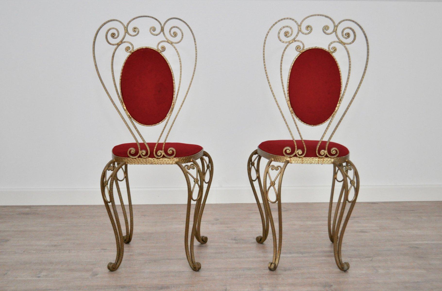 Coppia di Sedie Vintage in Ottone Patinato, Ferro Battuto e Velluto Rosso – Anni 1970

Raffinata coppia di sedie risalenti agli anni ’70, realizzate con una combinazione di ottone patinato e ferro battuto. La struttura è caratterizzata da linee