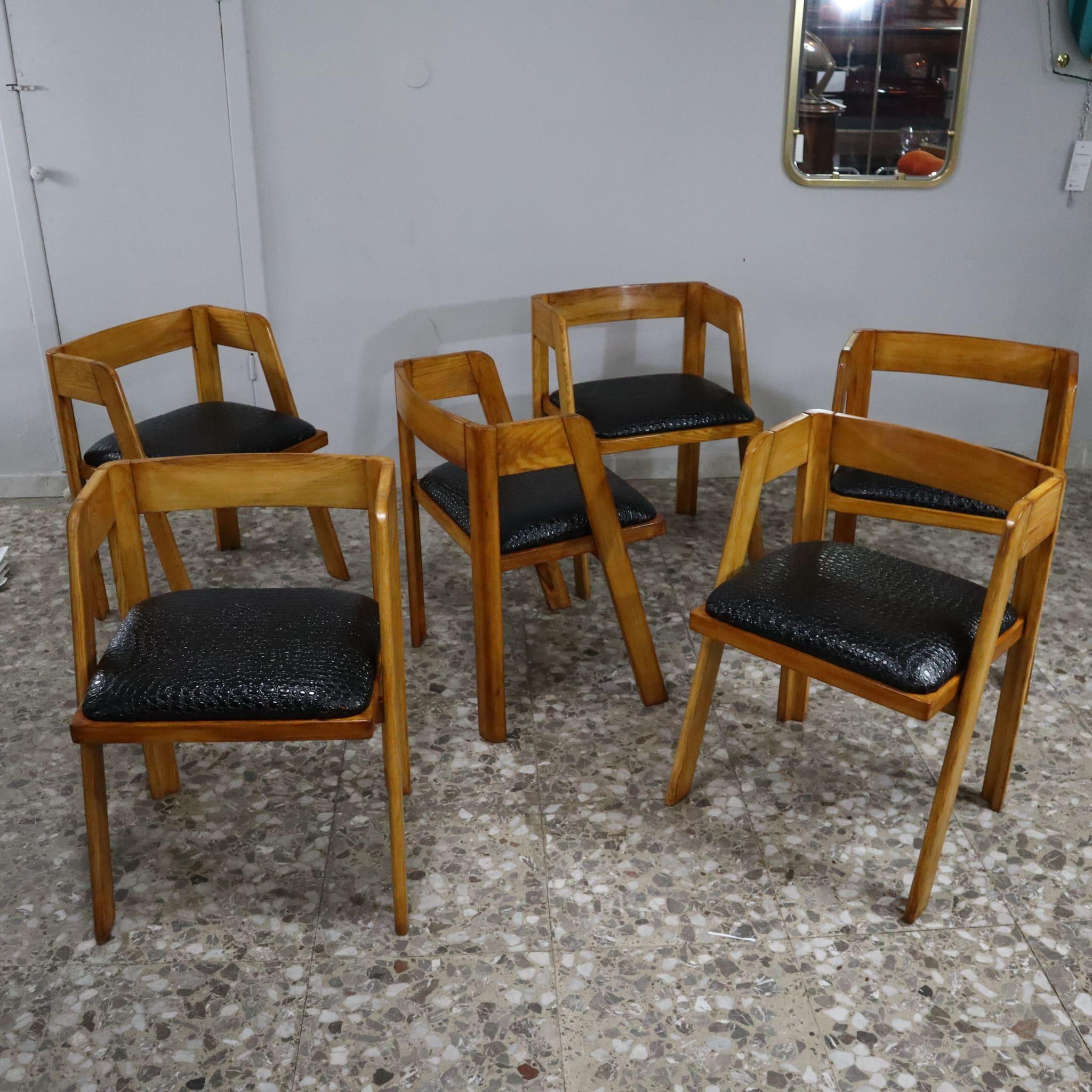 Sillas de cuero y madera de mediados de siglo de Tito Agnoli para Citterio, programa C
Estas originales sillas de la colección Programma C, diseñadas por Tito Agnoli y producidas por Citterio hacia 1970, son un extraordinario ejemplo del diseño