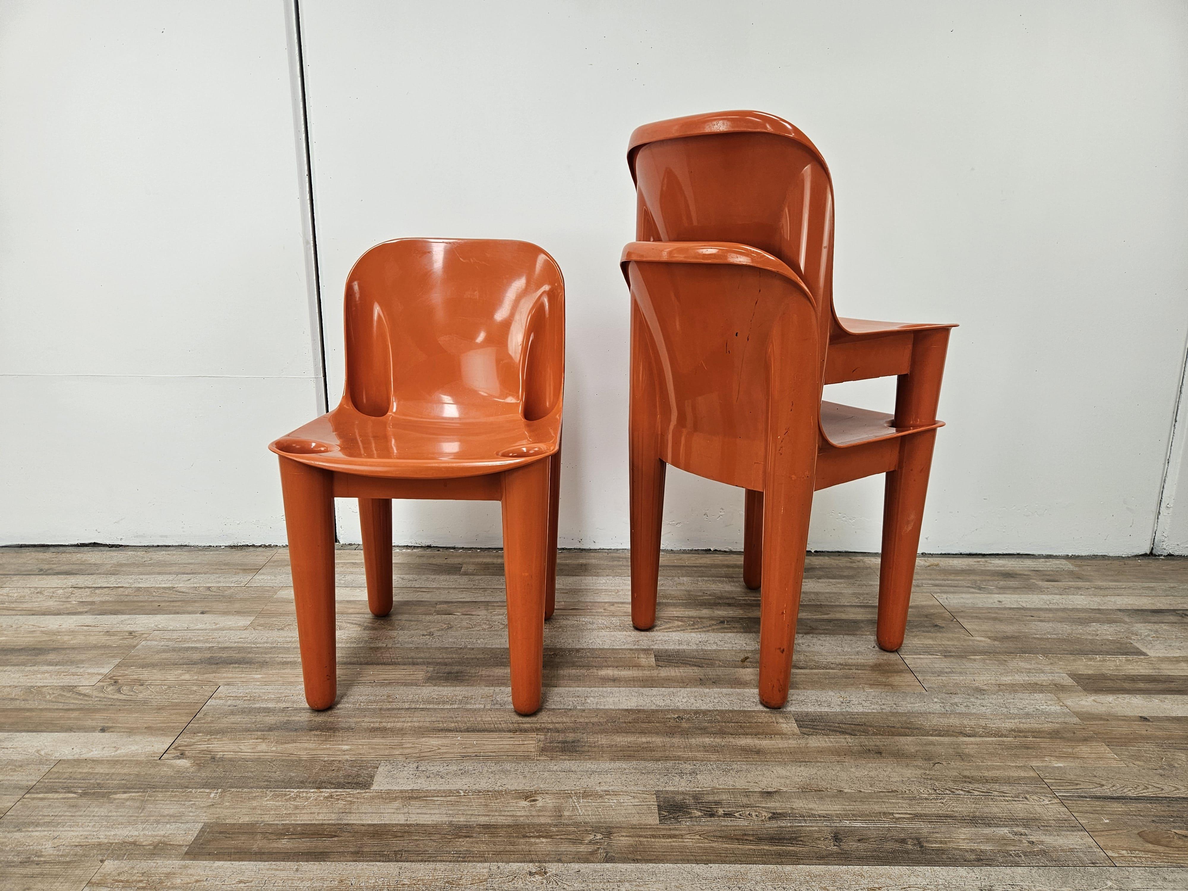 Satz von drei stapelbaren Stühlen aus orangefarbenem Kunststoff, hergestellt von Albaplast für die Casa'70-Kollektion von Dal Vera, wie der Markenname unter dem Sitz anzeigt.

Alters- und gebrauchsbedingte Gebrauchsspuren.