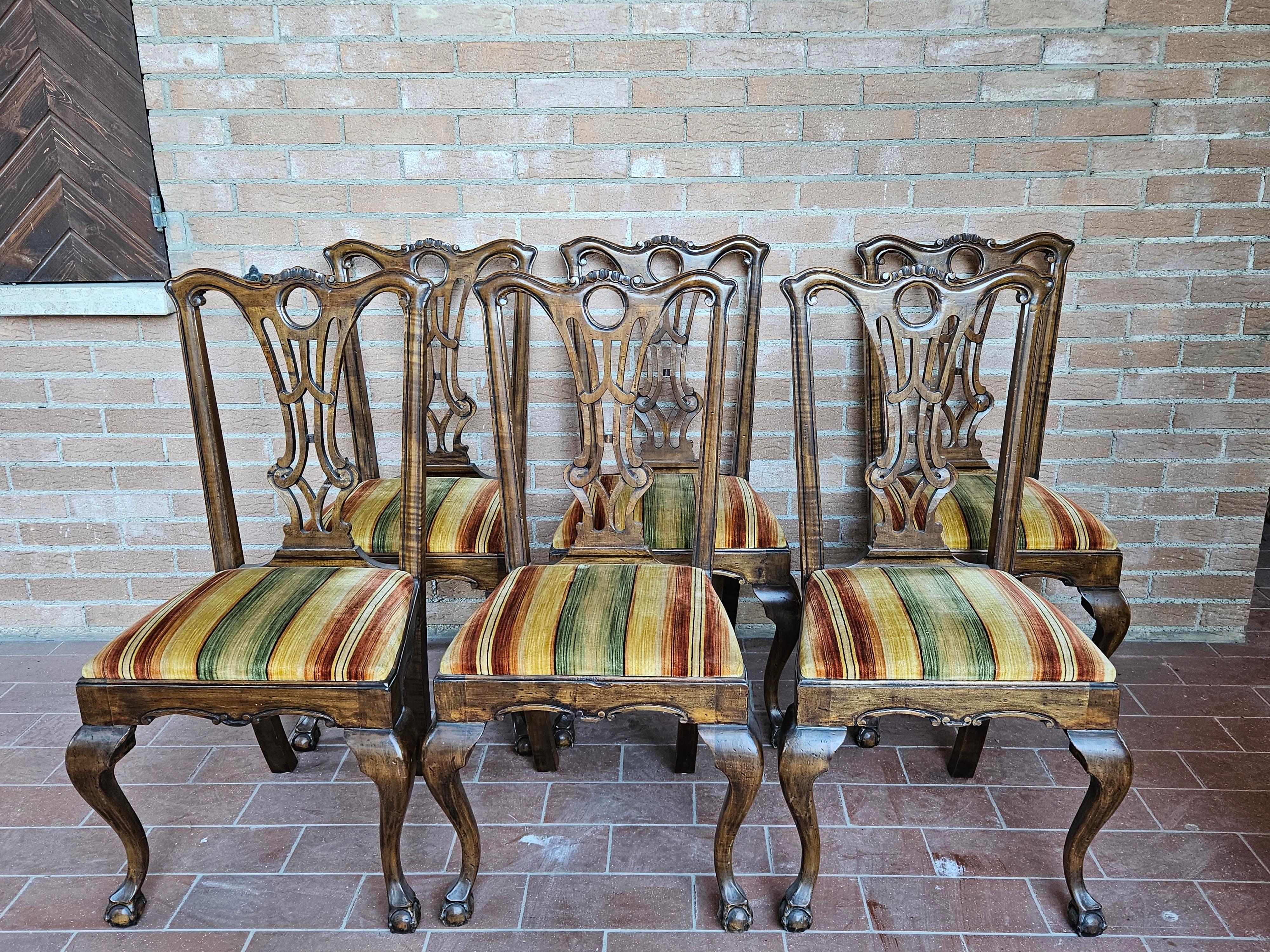 Set di sedie anni '30 in stile Chippendale con struttura in legno di noce e seduta imbottita in stoffa multicolore.

Si prestano per una sala da pranzo o per essere abbinate ad ambienti antichi e vintage.

Struttura intagliata con diverse