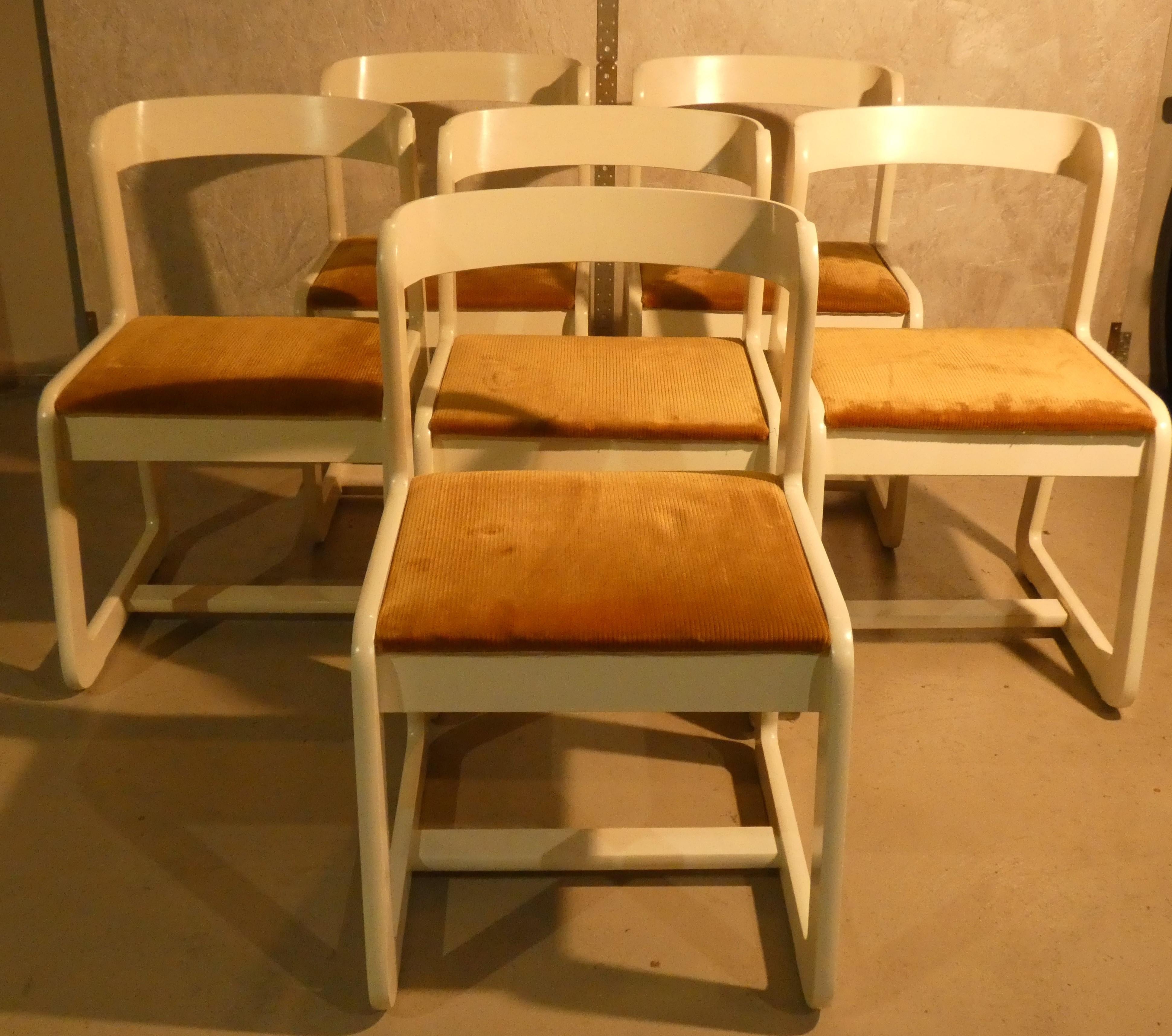 Intemporales y aún muy solicitadas son las sillas diseñadas por Mario Sabot, aquí propuestas en madera blanca, con asiento de pana color mostaza.

Aunque el armazón es de madera de haya, son sillas ligeras y extremadamente cómodas.

El estado es