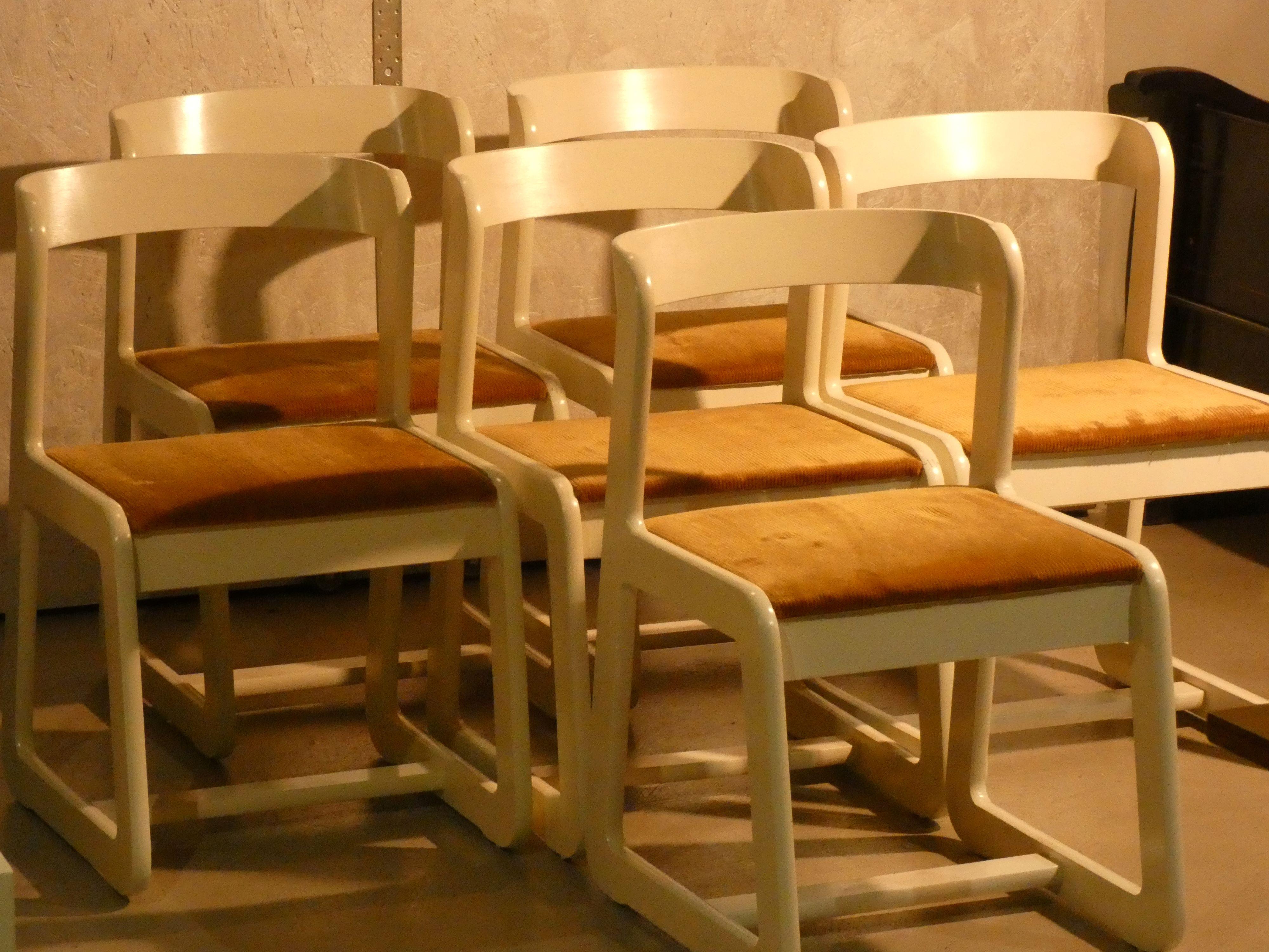 Sillas de terciopelo y madera de Mario Sabot, Italia, años 70, lote de 6 Moderno de mediados de siglo en venta