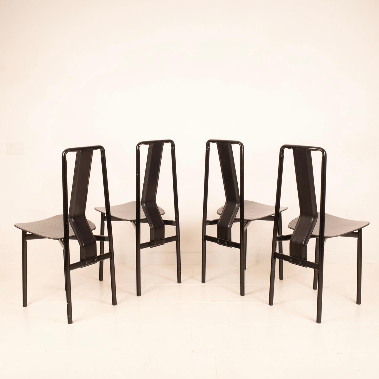 Iconico set di 4 sedie IRMA disegnate da Achille Castiglioni negli anni '70 e prodotte dalla rinomata azienda italiana Zanotta. Le sedie sono caratterizzate da una struttura in acciaio smaltato nero lucido e sedile in pelle spessa nera. In ottime