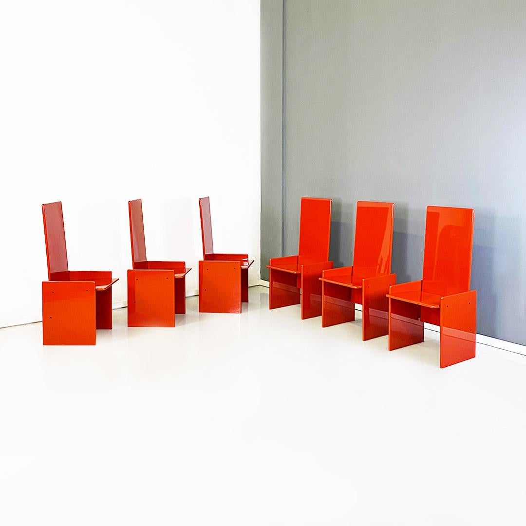 Set di quattro sedie modello Kazuki con struttura interamente in legno laccato color rosso arancione, dalle linee geometriche, con finitura lucida ed angoli stondati. Provviste dei loro cuscini morbidi in feltro bianco.
Disegnate da Kazuhide