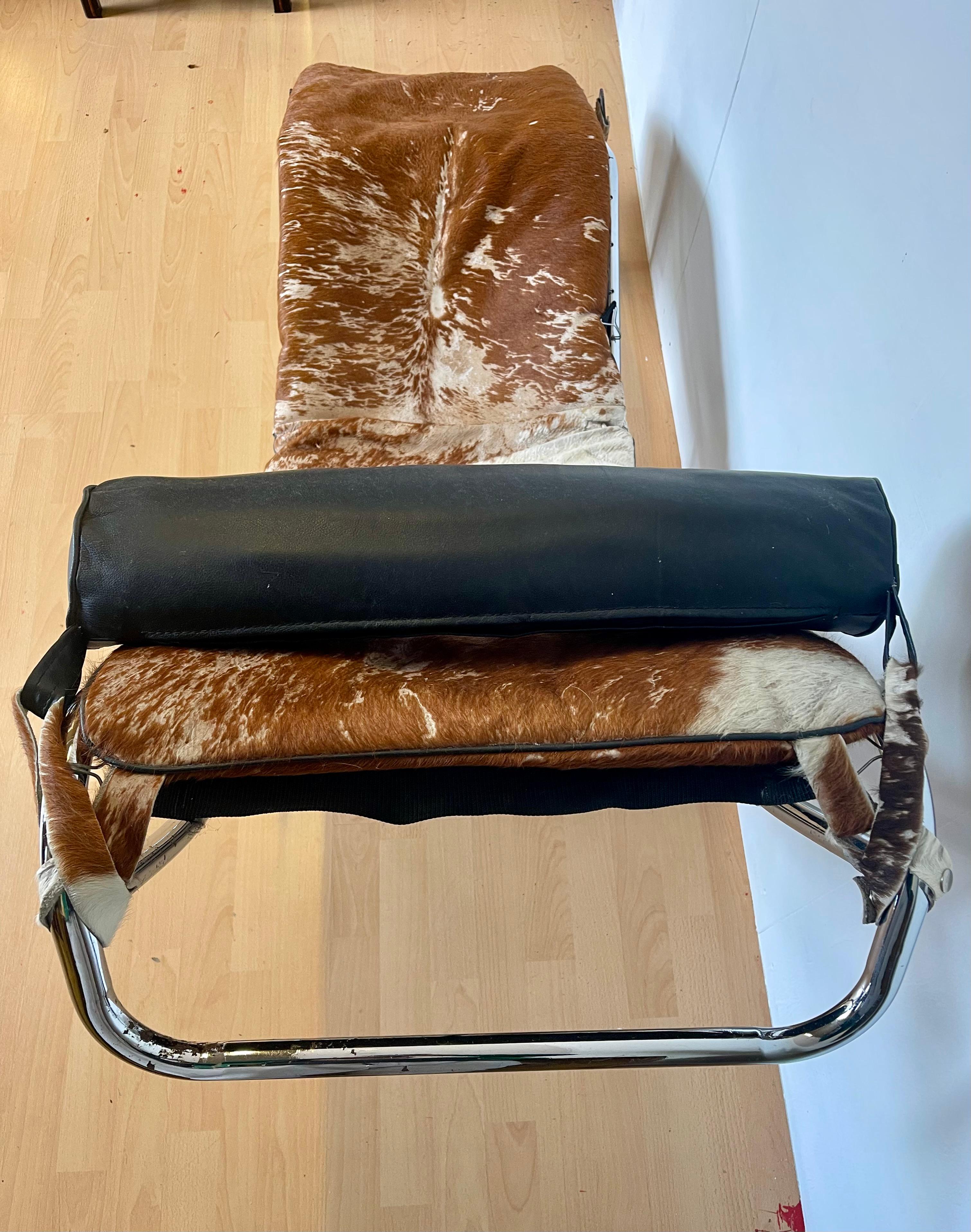 Sedie LC4 longue in pelle di muca stile cassina, italia anni 70 In Good Condition For Sale In Cantù, IT