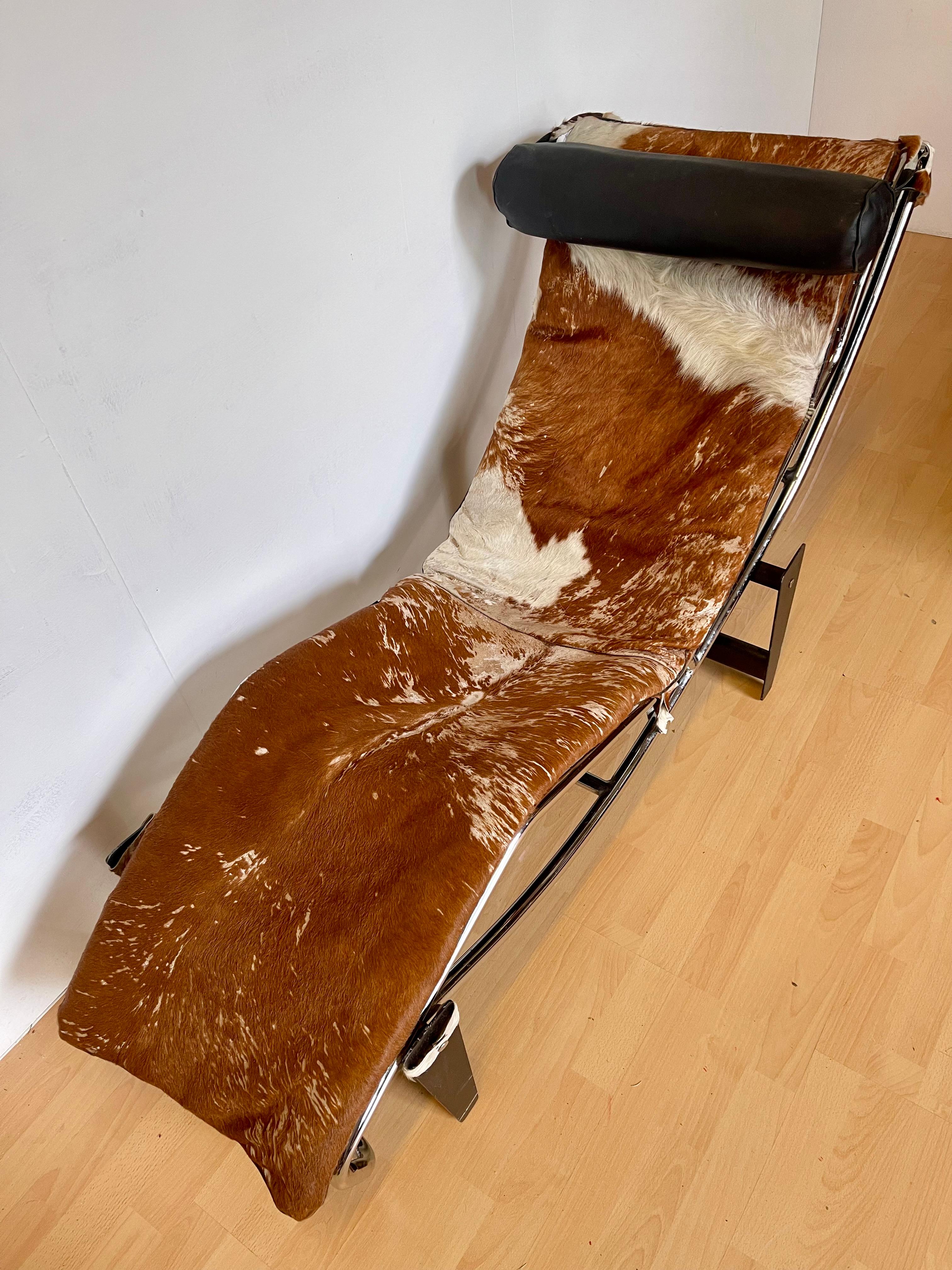 Animal Skin Sedie LC4 longue in pelle di muca stile cassina, italia anni 70 For Sale