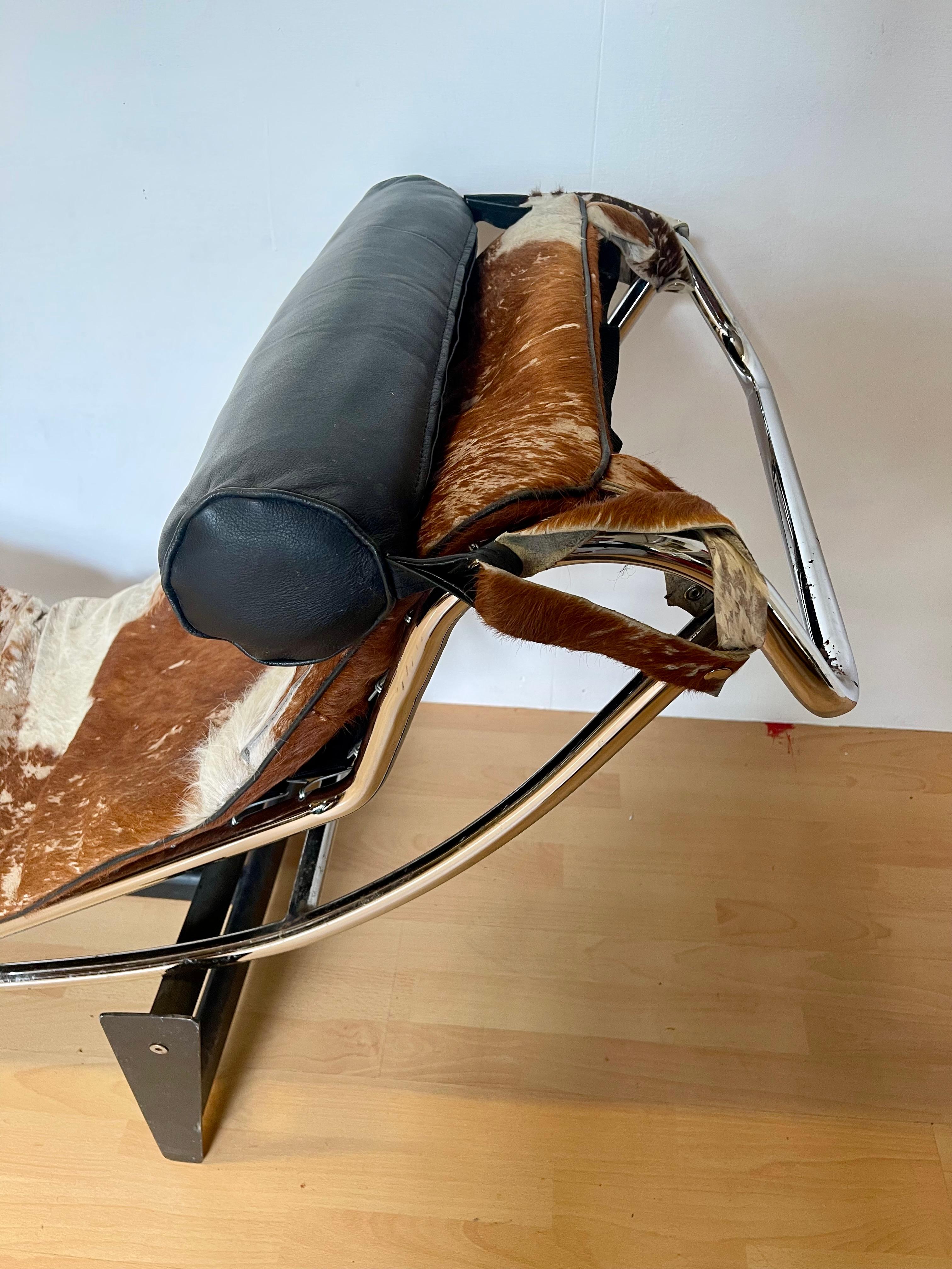 Sedie LC4 longue in pelle di muca stile cassina, italia anni 70 For Sale 1