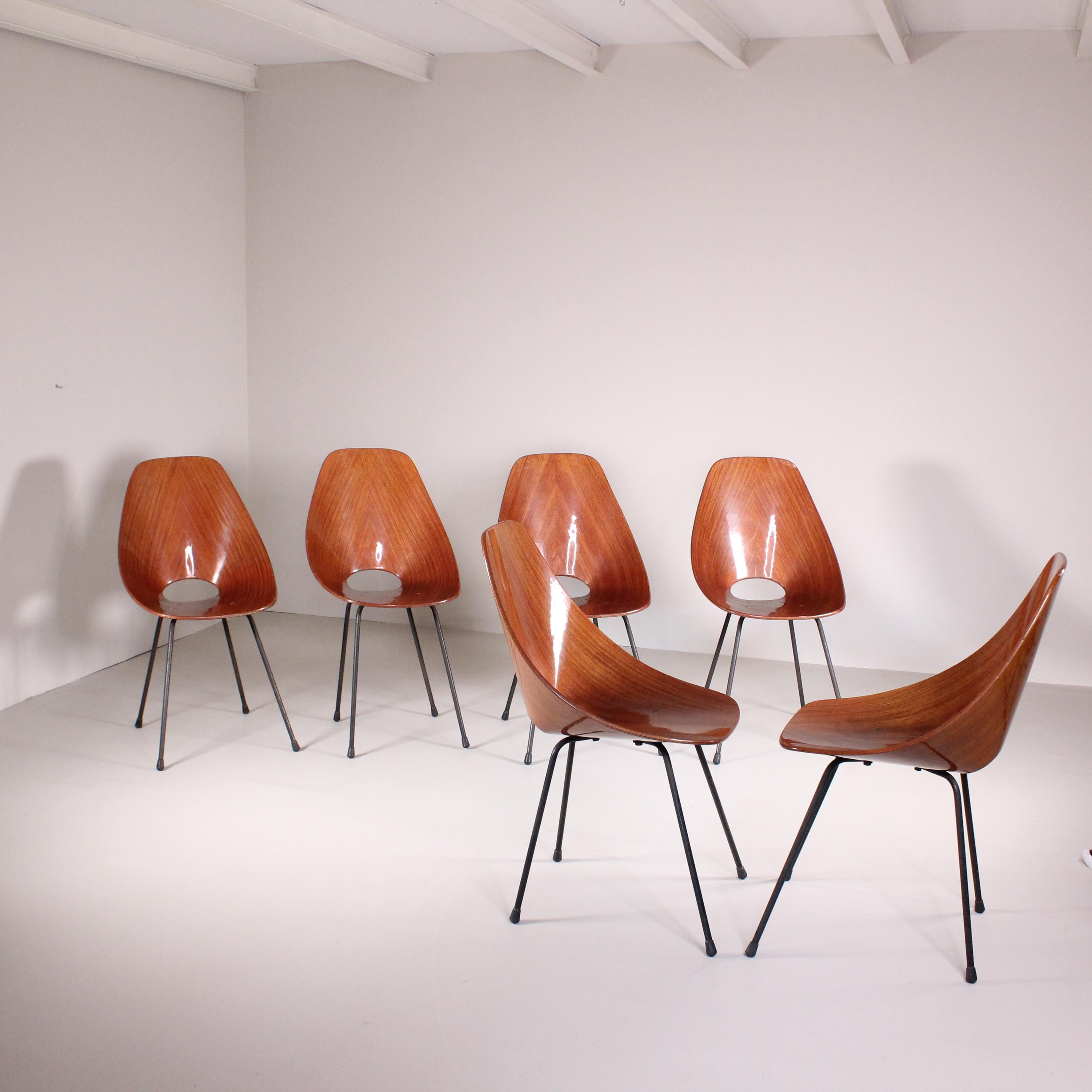 Le sedie Medea, progettate da Vittorio Nobili per Fratelli Tagliabue negli anni ’60, sono un’icona del design italiano del XX secolo. Caratterizzate da una silhouette slanciata e elegante, queste sedie sono state innovative per l’uso pionieristico