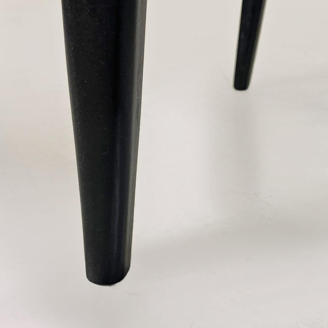 Chaises italiennes du milieu du siècle en bois laqué noir et tissu rouge d'origine années 1960 en vente 4