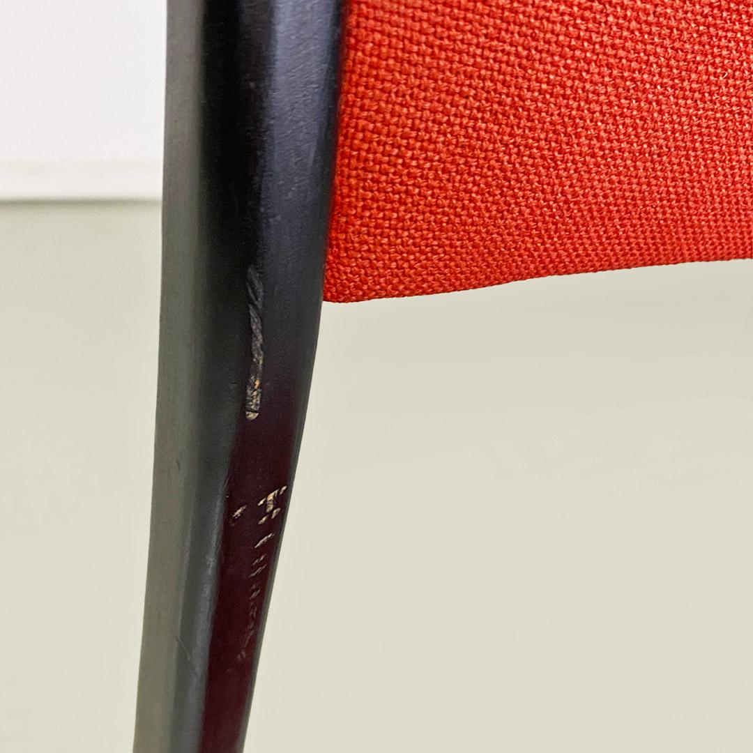 Mid-20th Century Chaises italiennes du milieu du siècle en bois laqué noir et tissu rouge d'origine années 1960 en vente