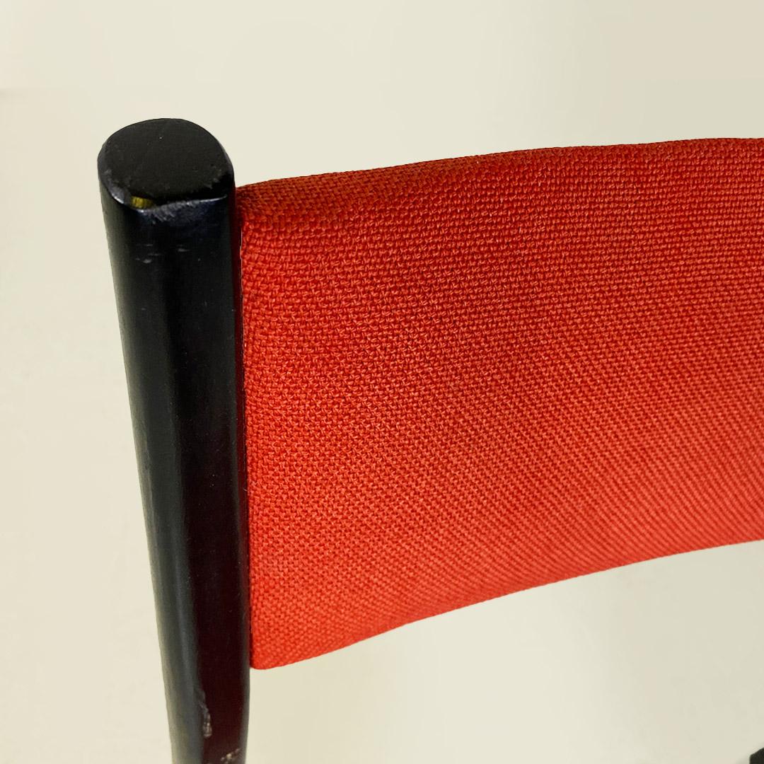 Tissu Chaises italiennes du milieu du siècle en bois laqué noir et tissu rouge d'origine années 1960 en vente