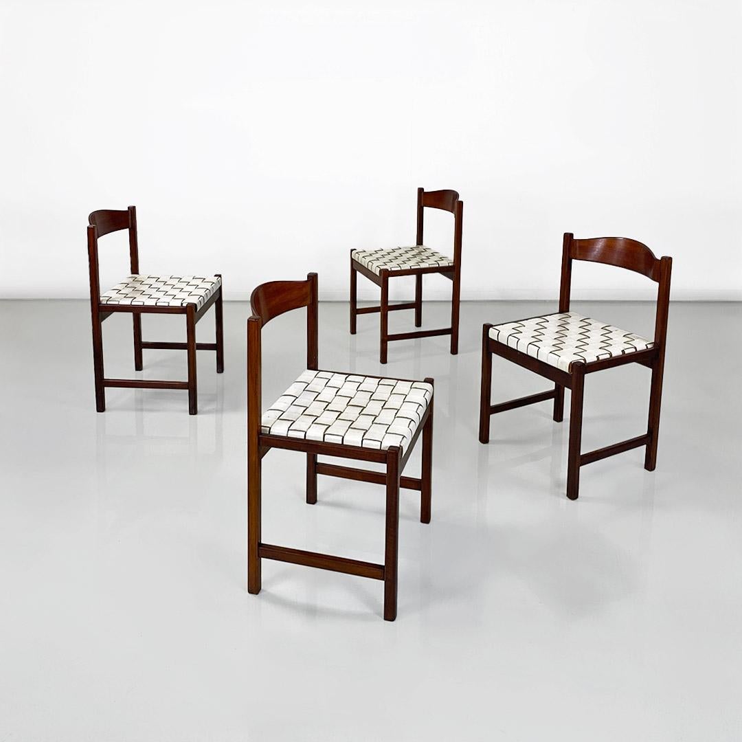 Set di quattro sedie con struttura in legno massello di faggio con schienale curvato. La seduta della sedia è in pelle bianca a fasce incrociate.
Prodotte da Poltronova nel 1960 ca.
Ottime condizioni.
Misure in cm 46x40x73h
Bellissimo set di quattro
