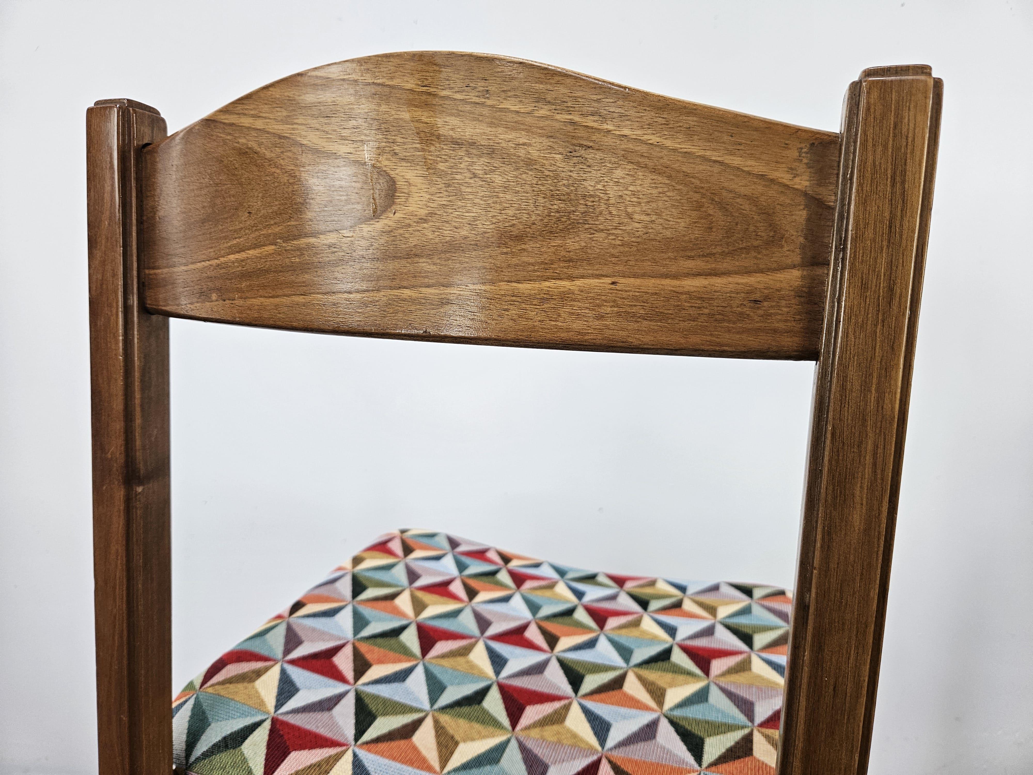 Sillas de comedor de los años 50 en haya con asientos geométricos en venta 11