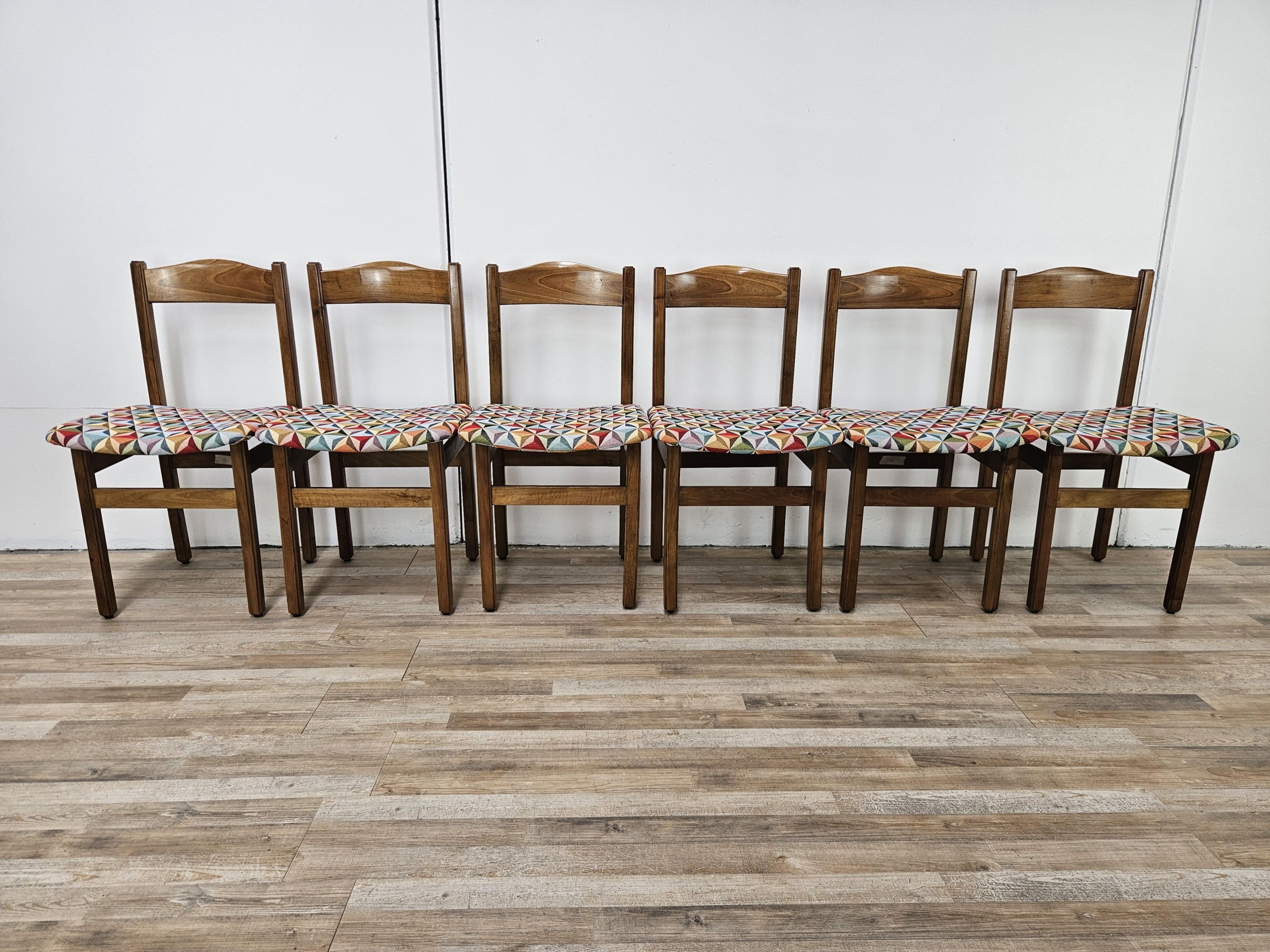 Refinado juego de sillas de comedor de los años 50. Sólidas y robustas, tienen estructura de haya y asiento tapizado en tela geométrica vintage.

Muy distintivas y de pequeño tamaño, gracias a su diseño lineal que recuerda al estilo escandinavo,